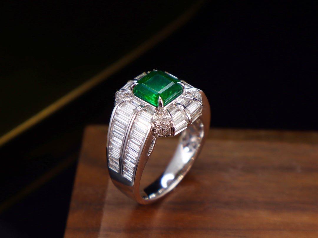 Anello gioiello con smeraldo: un capolavoro di eleganza e classe