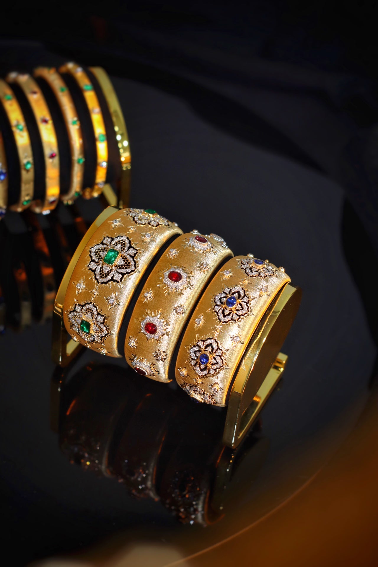 Gelang Cuff Lebar Gaya Buccellati yang Mewah dengan Batu Permata Merah Darah Merpati