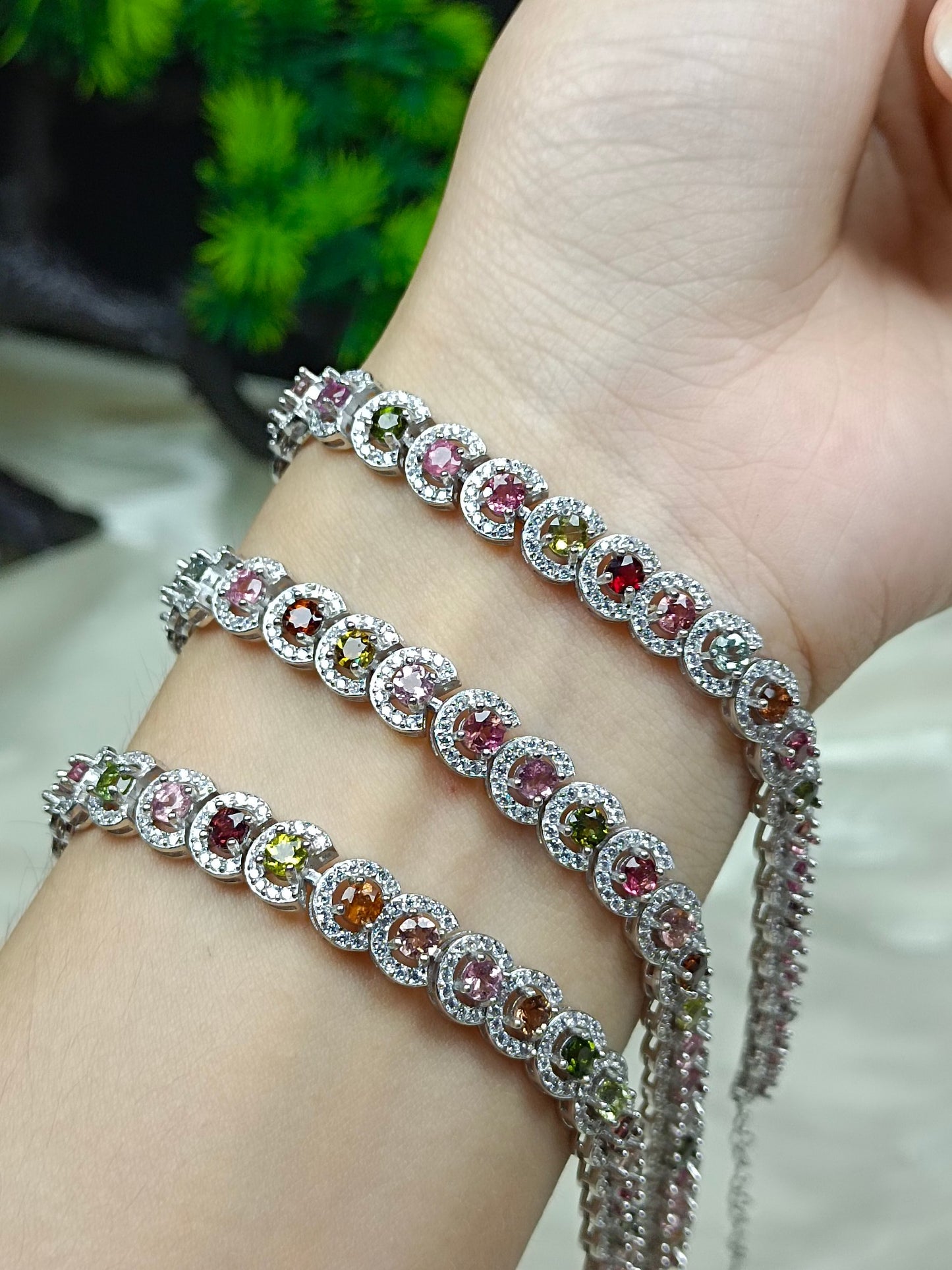 Pulseira de turmalina embutida em prata S925 - um arco-íris espalhado pela terra