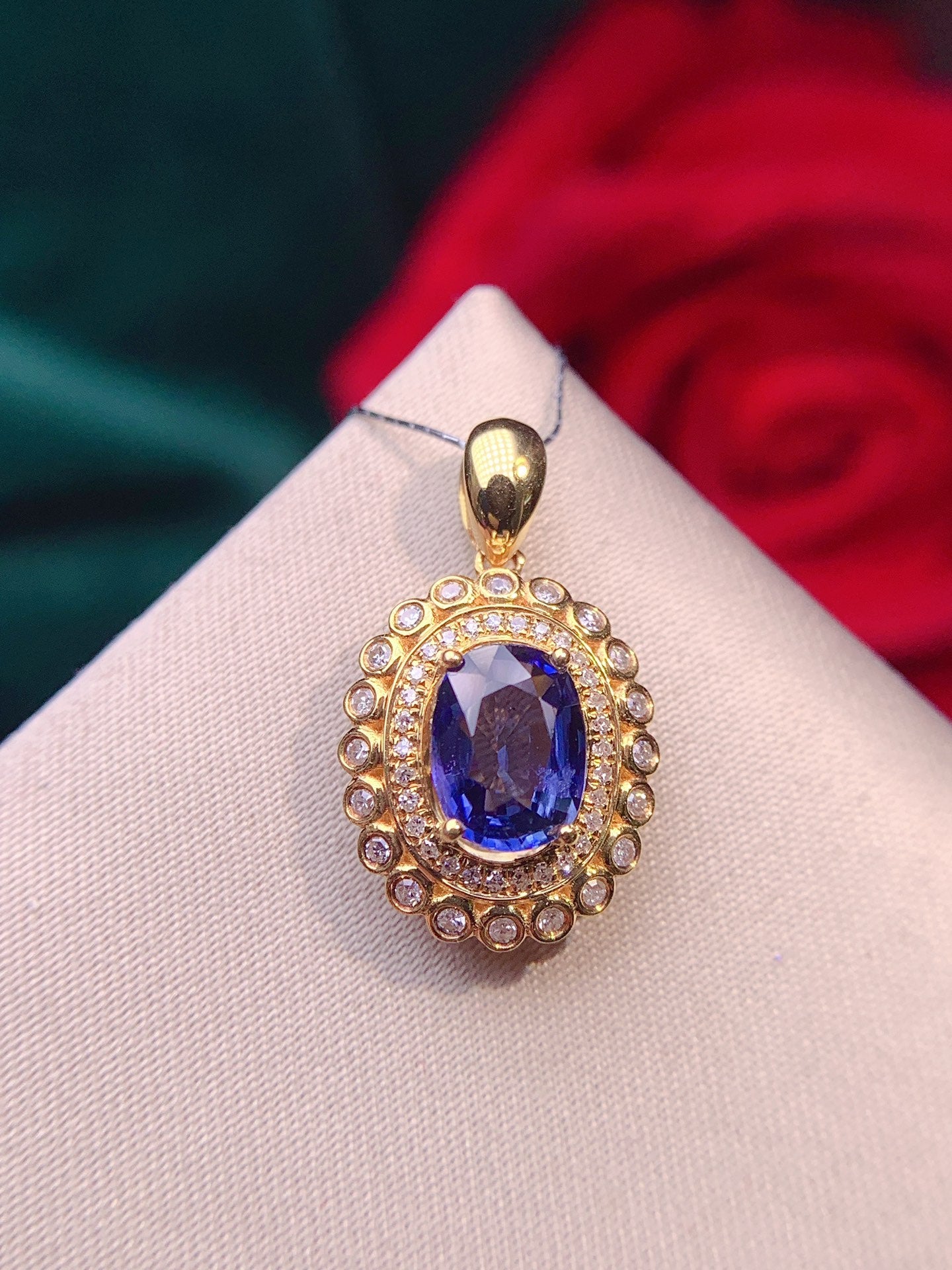18-karätiger Saphir-Anhänger mit Diamant-Akzenten – eleganter Schmuck