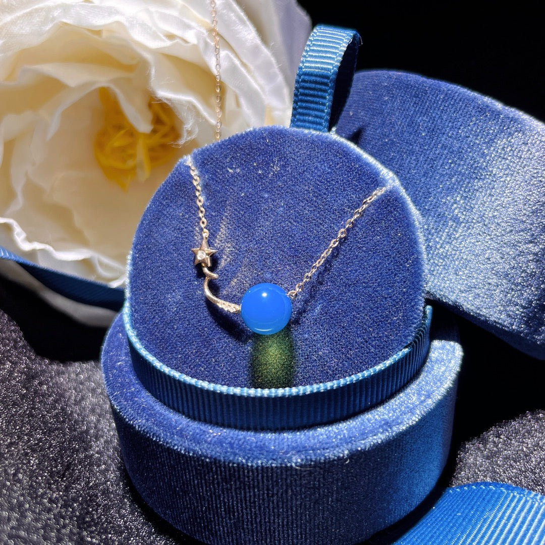 Zarif 18 Ayar Altın Gömülü Dominik Mavisi Kehribar Kolye - Bir Takı Başyapıtı