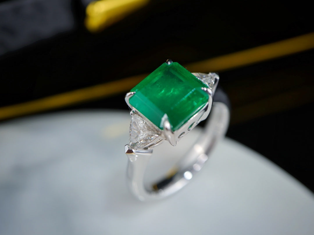 Bijuterii de smarald: inel verde viu de smarald de 2,91 ct cu accente de diamante