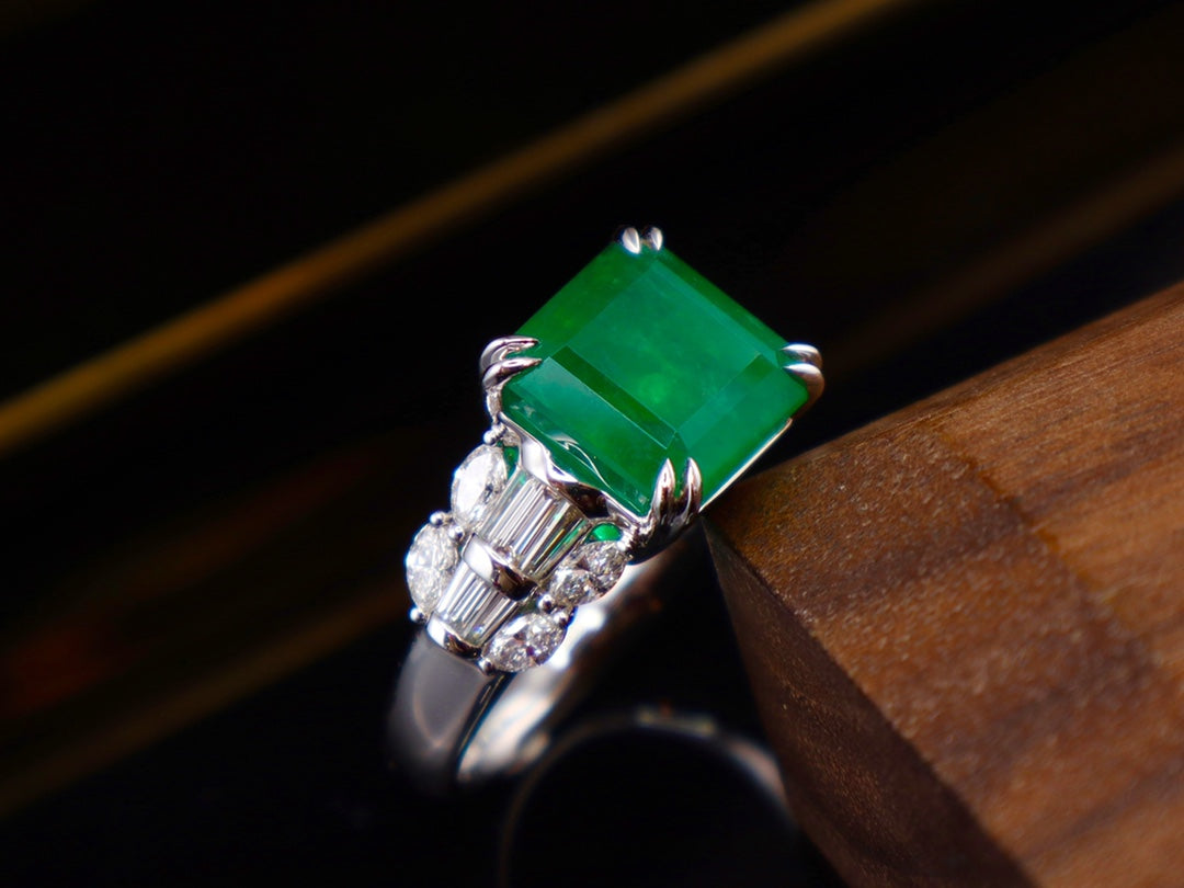 Anello con smeraldo - Gioiello classico verde vivido
