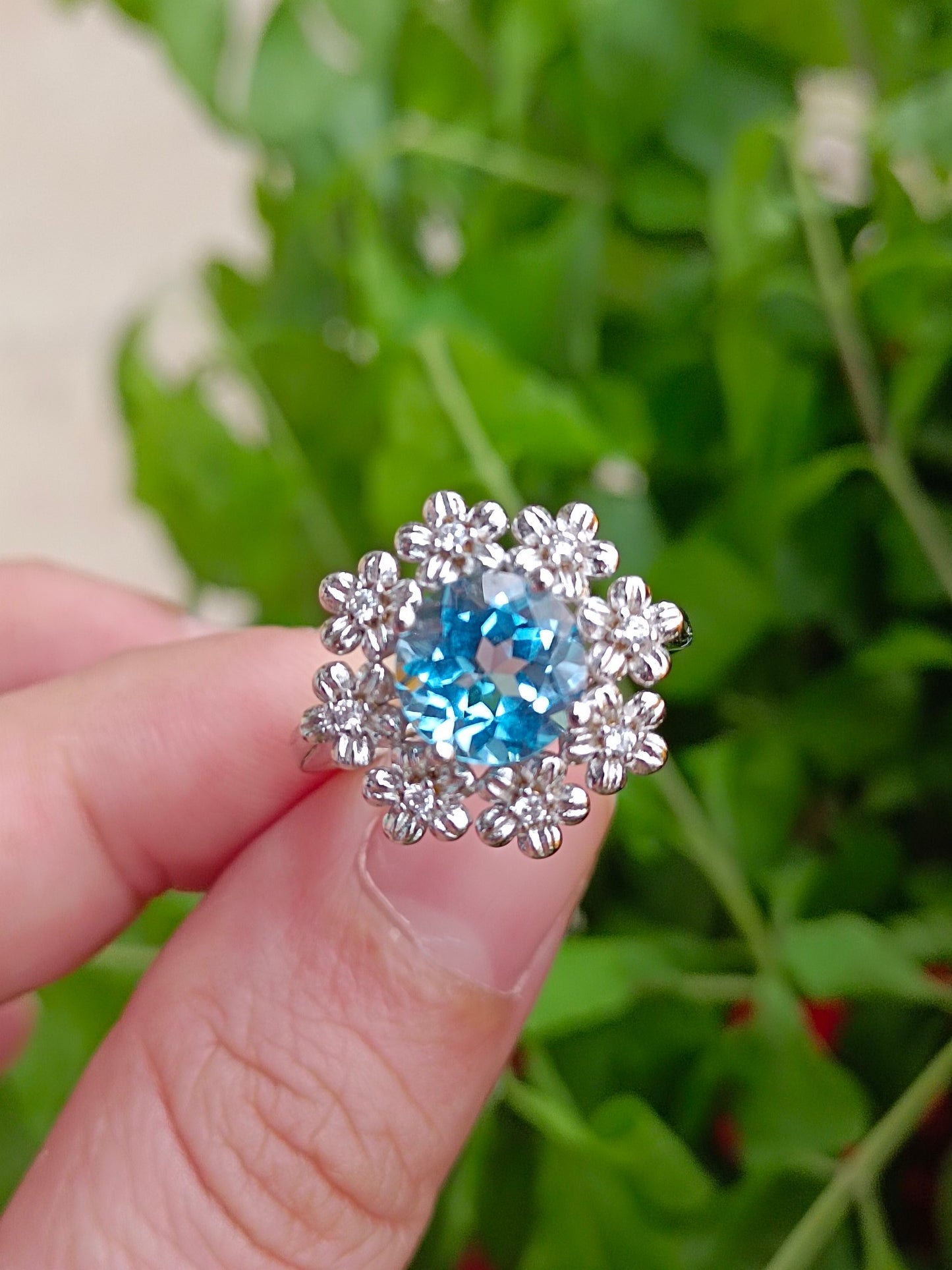 Squisito anello con fiori ricchi di topazi naturali: un gioiello unico