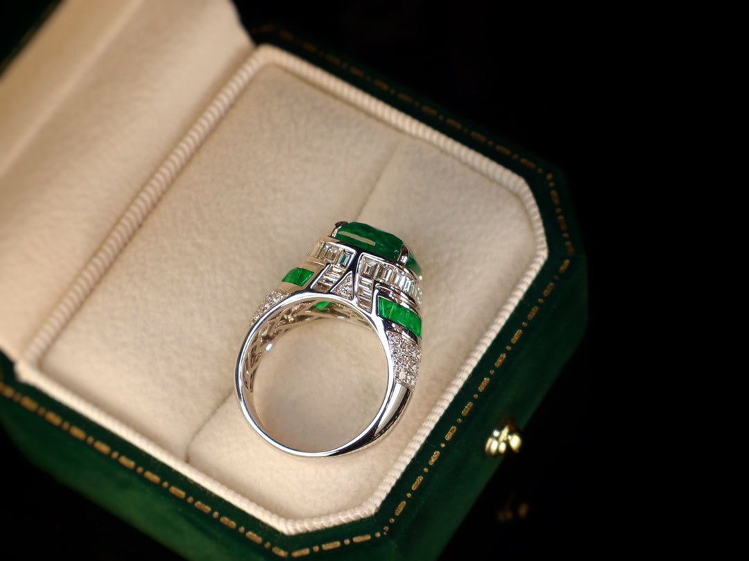 Bague émeraude avec un design artistique architectural | Bijoux haut de gamme