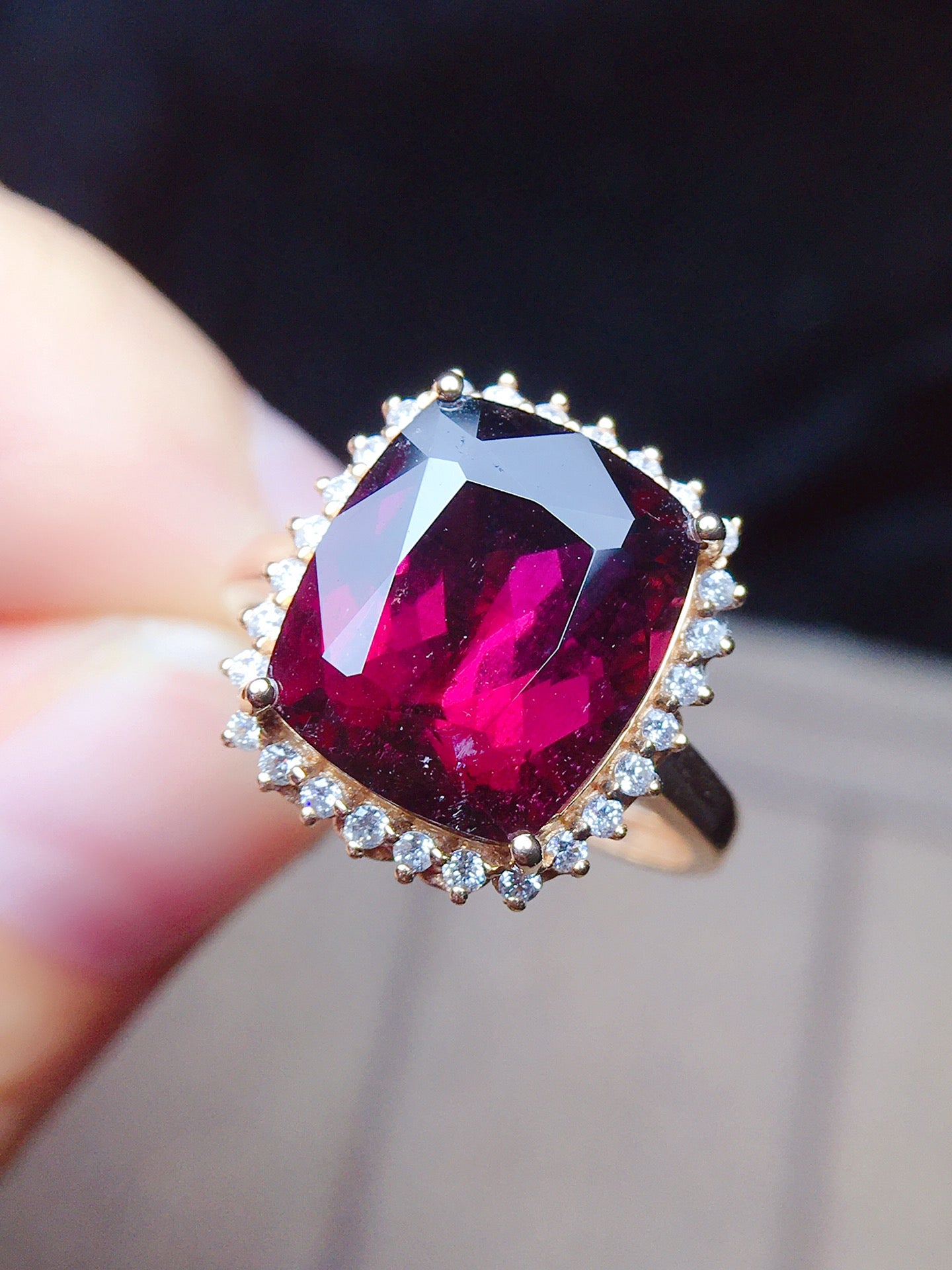 Anillo de turmalina natural con detalles de diamantes - Exquisita pieza de joyería