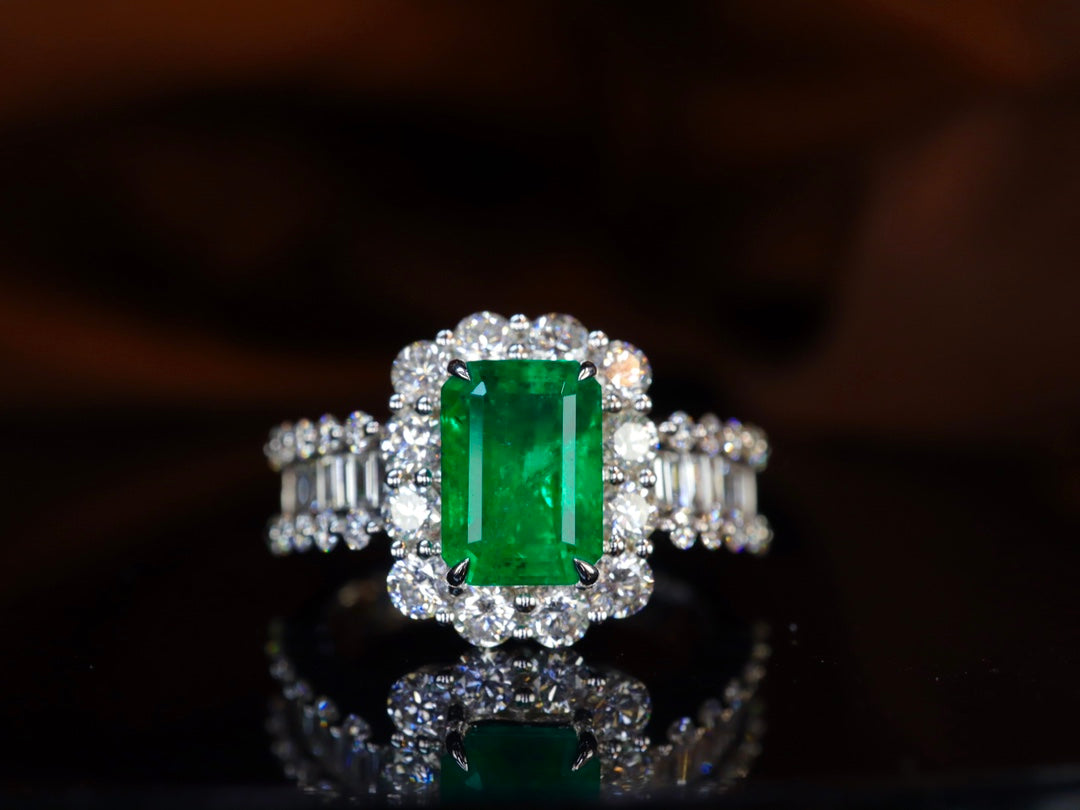 Cincin Hijau Zamrud: Barang Kemas Batu Permata Hijau Terang dengan Sijil Berlapis Emas