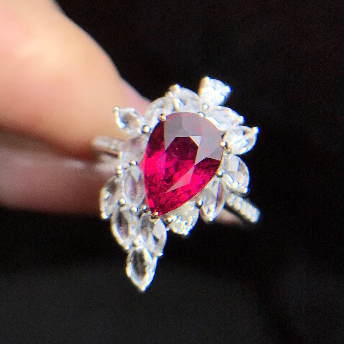 Anillo de Turmalina Natural con Adorno de Diamantes de 18k - Joyería Exquisita