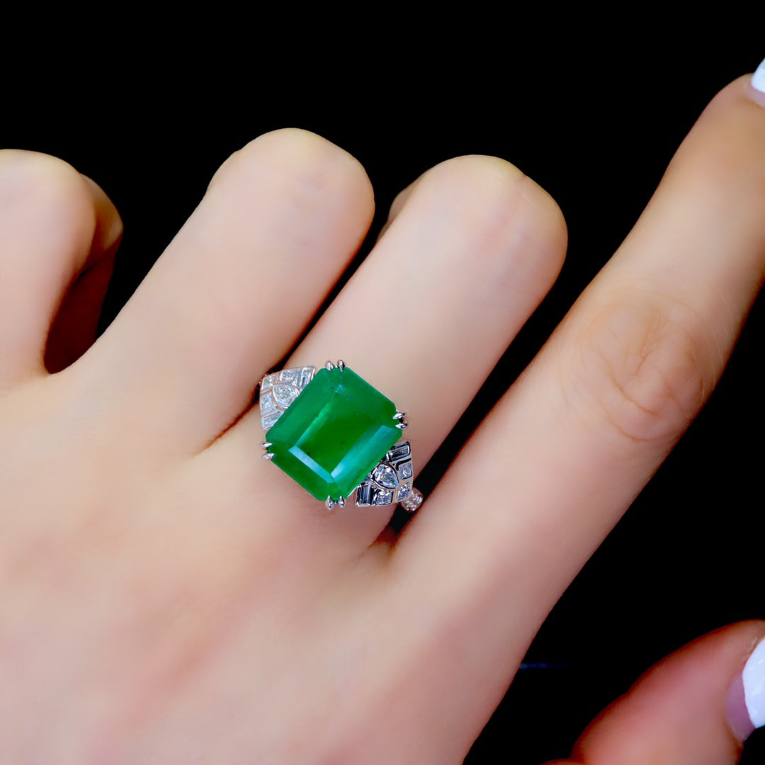 Elegant Vintage Emerald Ring - A Timeless Piece of Jewelry