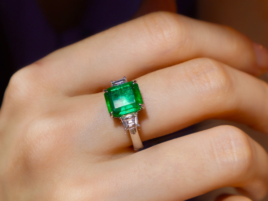 Anello con smeraldo: gioiello di alta qualità verde brillante