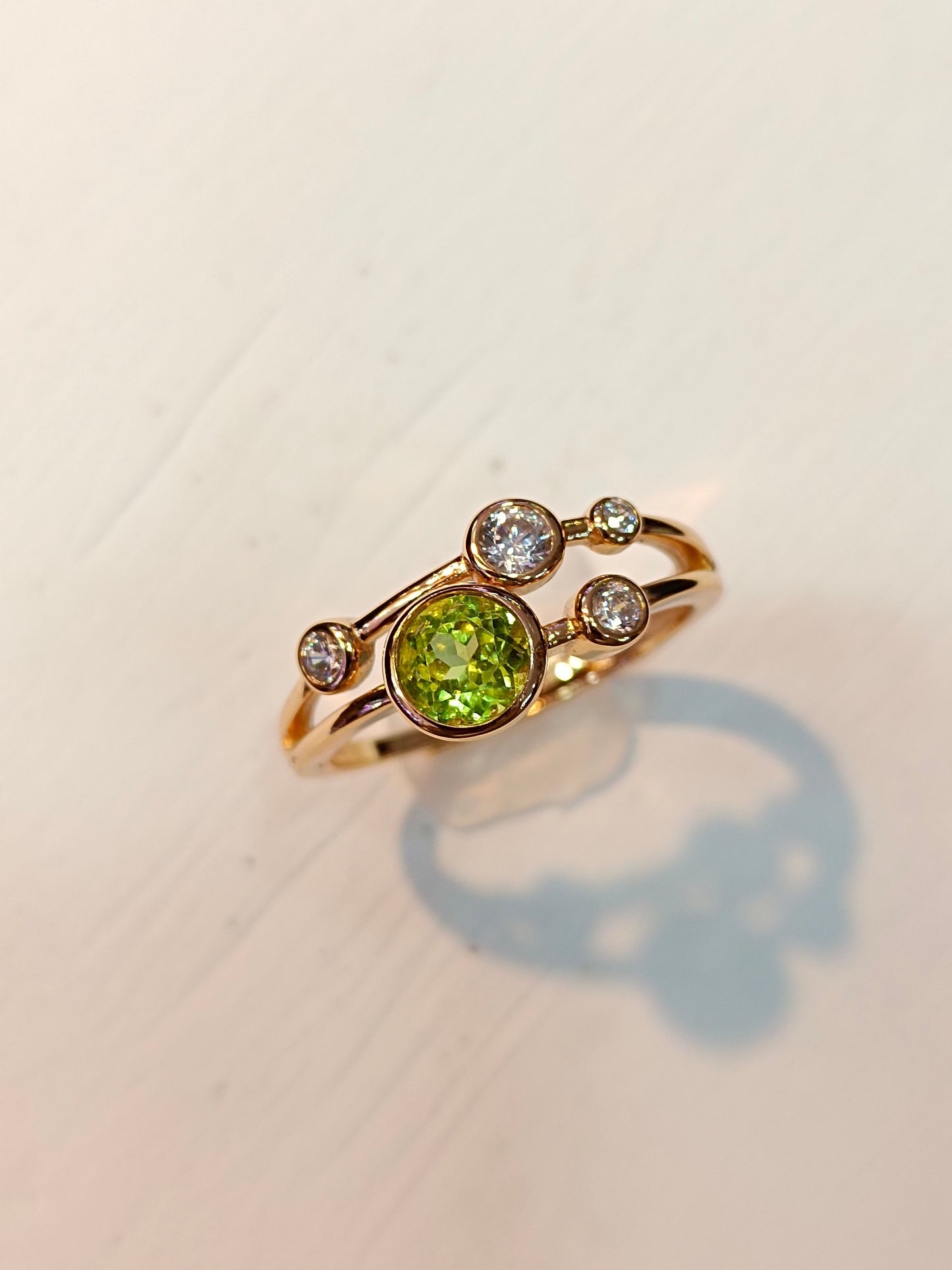 Utsökt S925 Sterling Silver Peridot Bubble Ring med 18K guldinbäddning - Modesmycken