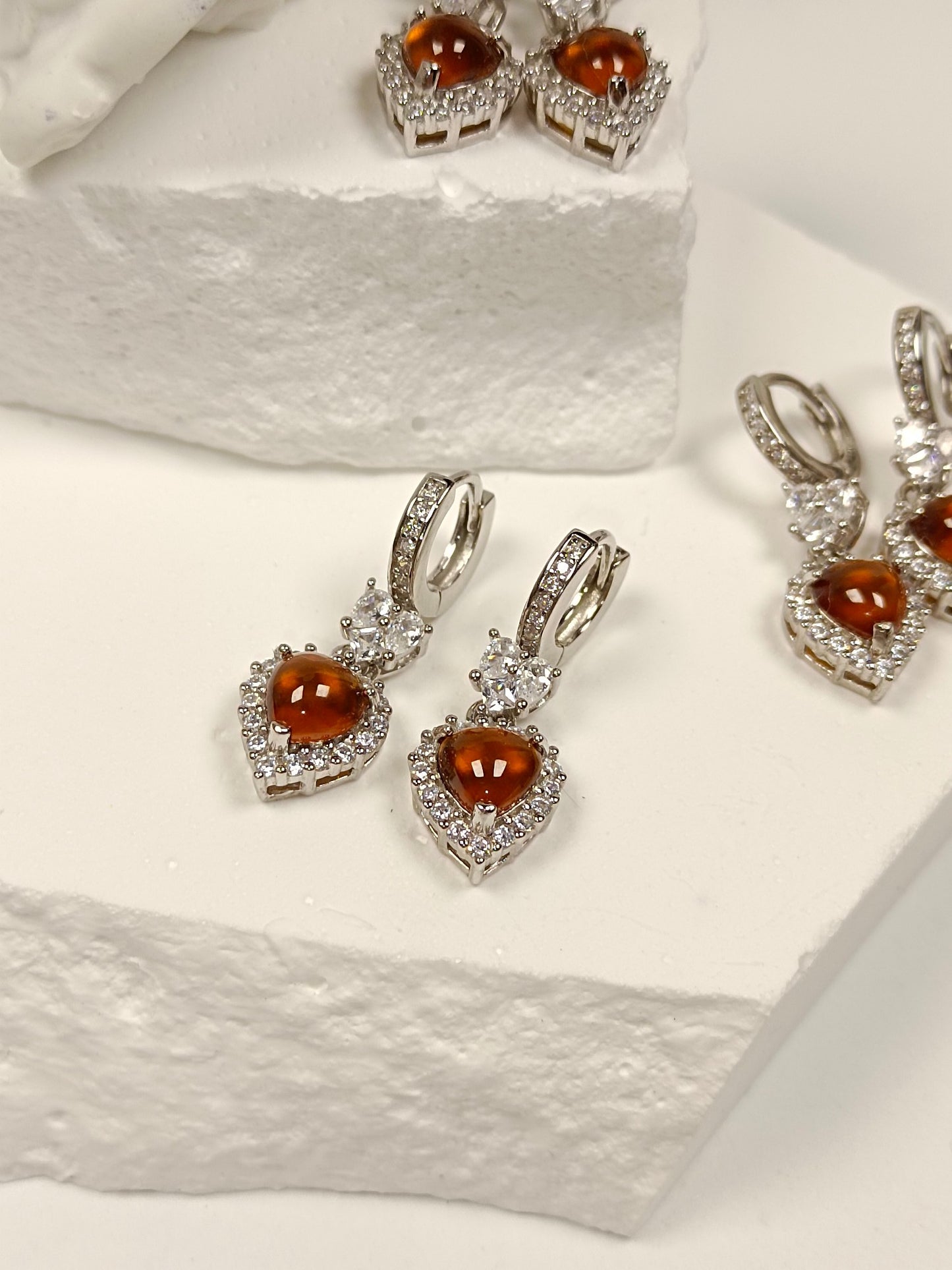 Herzförmige Ohrringe aus S925-Silber, eingebettet in feinen Mandarin-Granat – ein Hauch orangefarbener Eleganz