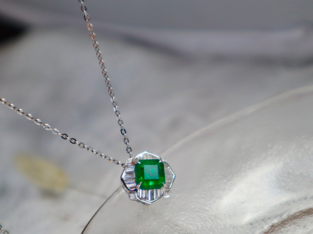 Collana con pendente di smeraldi: gioiello senza tempo