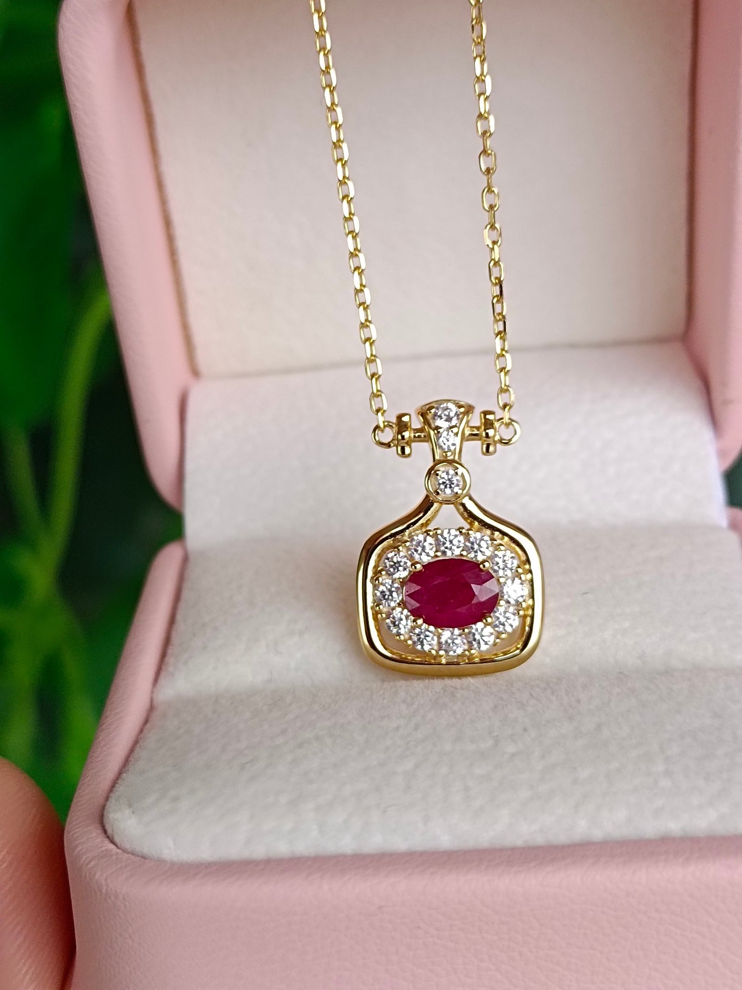 Collana con ciondolo rubino alla moda con bottiglia di profumo - Gioiello elegante