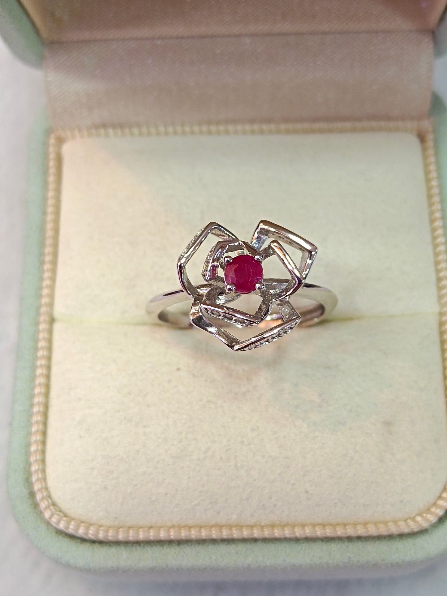 Anello ritagliato con rosa rubino realizzato in argento S925 - Design di gioiello unico
