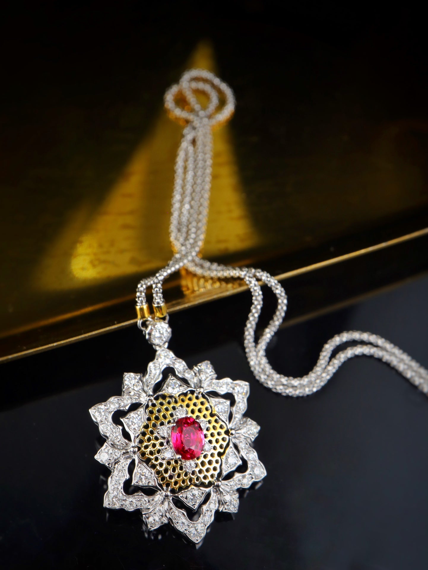 Joyería de elegancia italiana: collar de oro tallado estilo Buccellati con rubí sangre de paloma