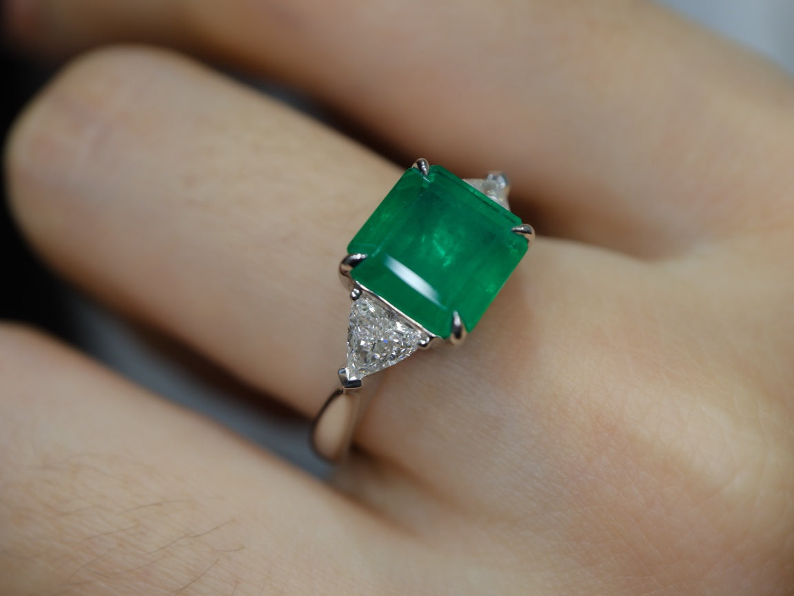 Bijuterii de smarald: inel verde viu de smarald de 2,91 ct cu accente de diamante