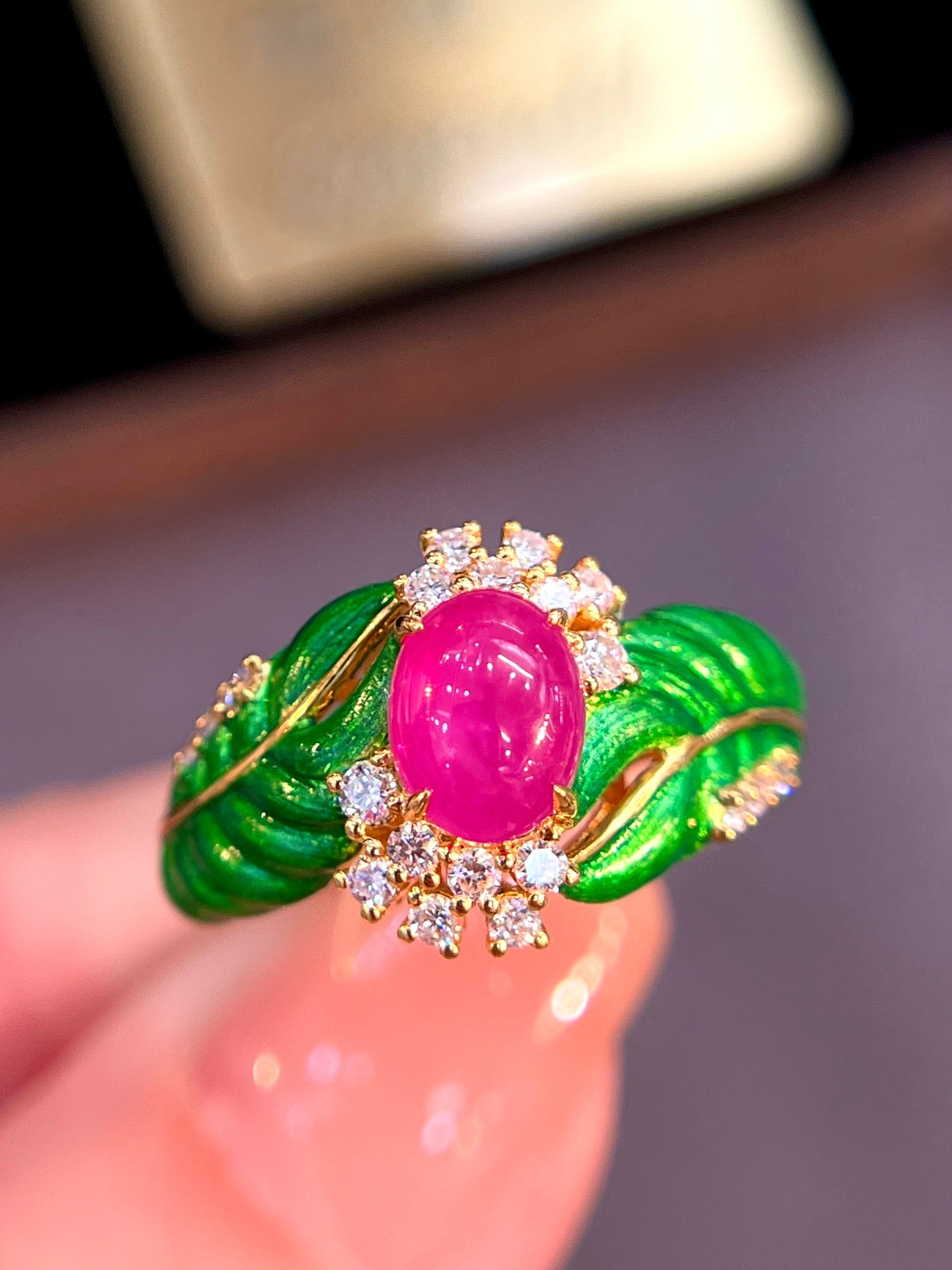 Inel rafinat cu rubin din Myanmar din aur de 18k cu accente de diamant - Bijuterii pentru eleganță