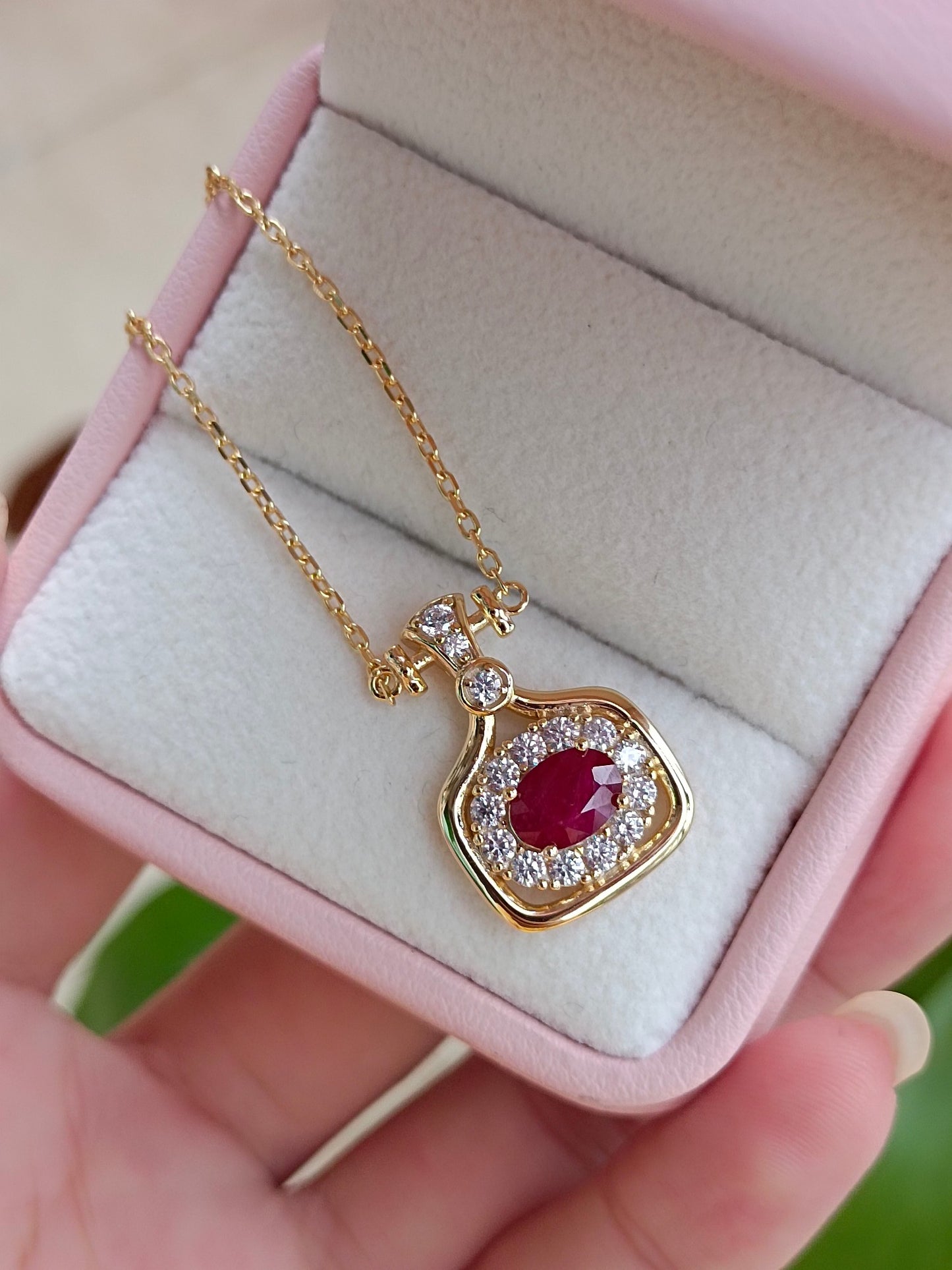 Collana con ciondolo rubino alla moda con bottiglia di profumo - Gioiello elegante