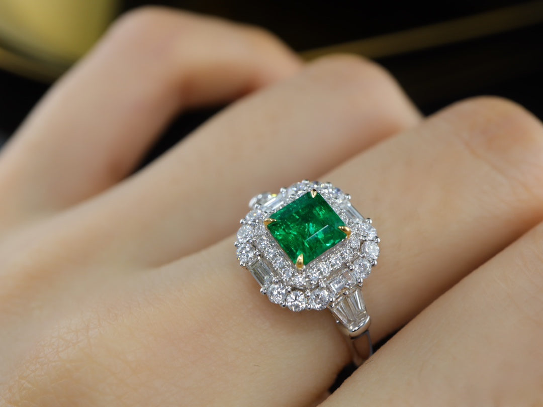 Anello con smeraldo: gioiello di alta qualità con eccezionale brillantezza