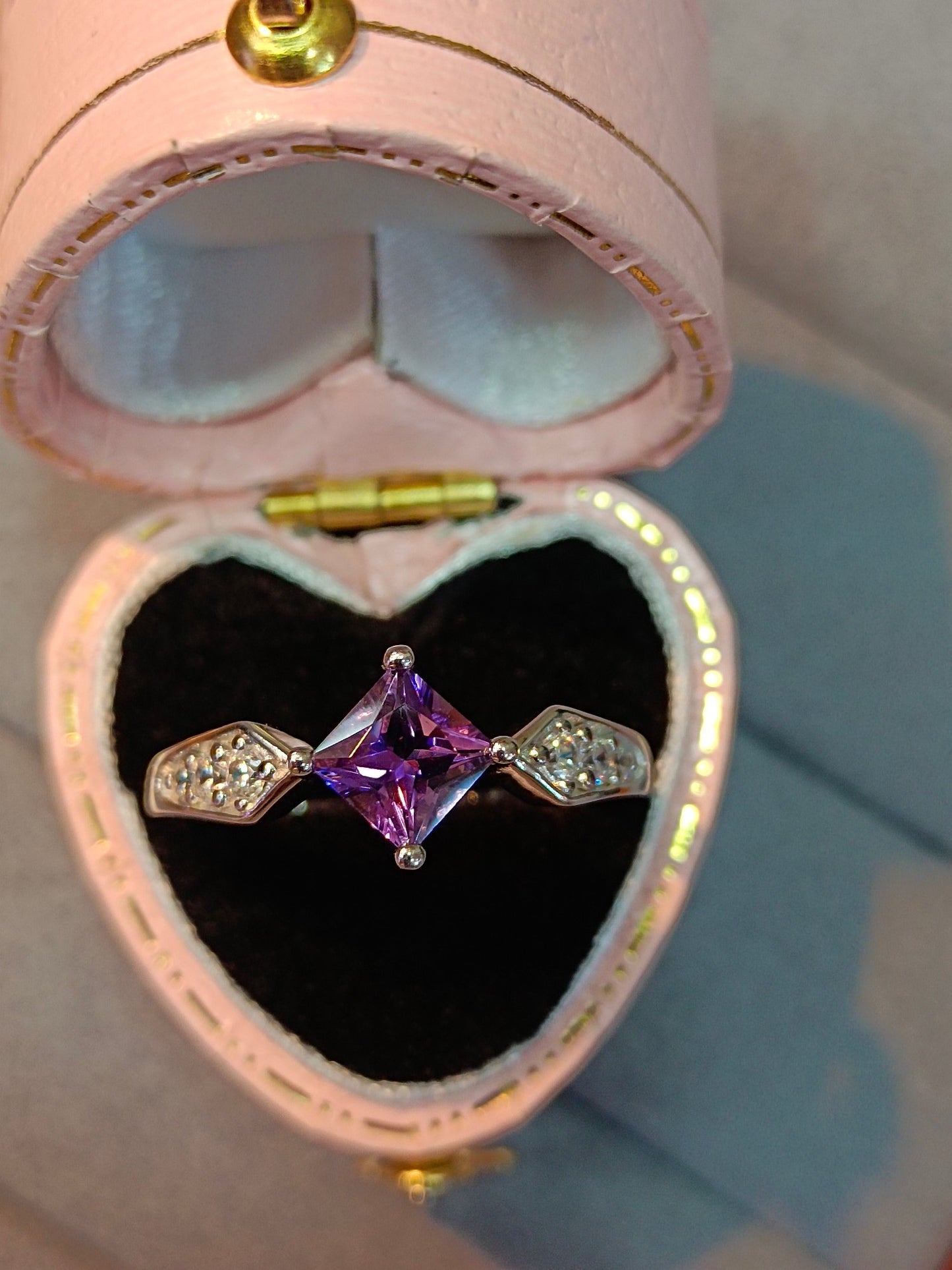 Eleganter quadratischer Ring aus violettem Amethyst aus S925-Sterlingsilber mit 18-karätiger Goldverarbeitung