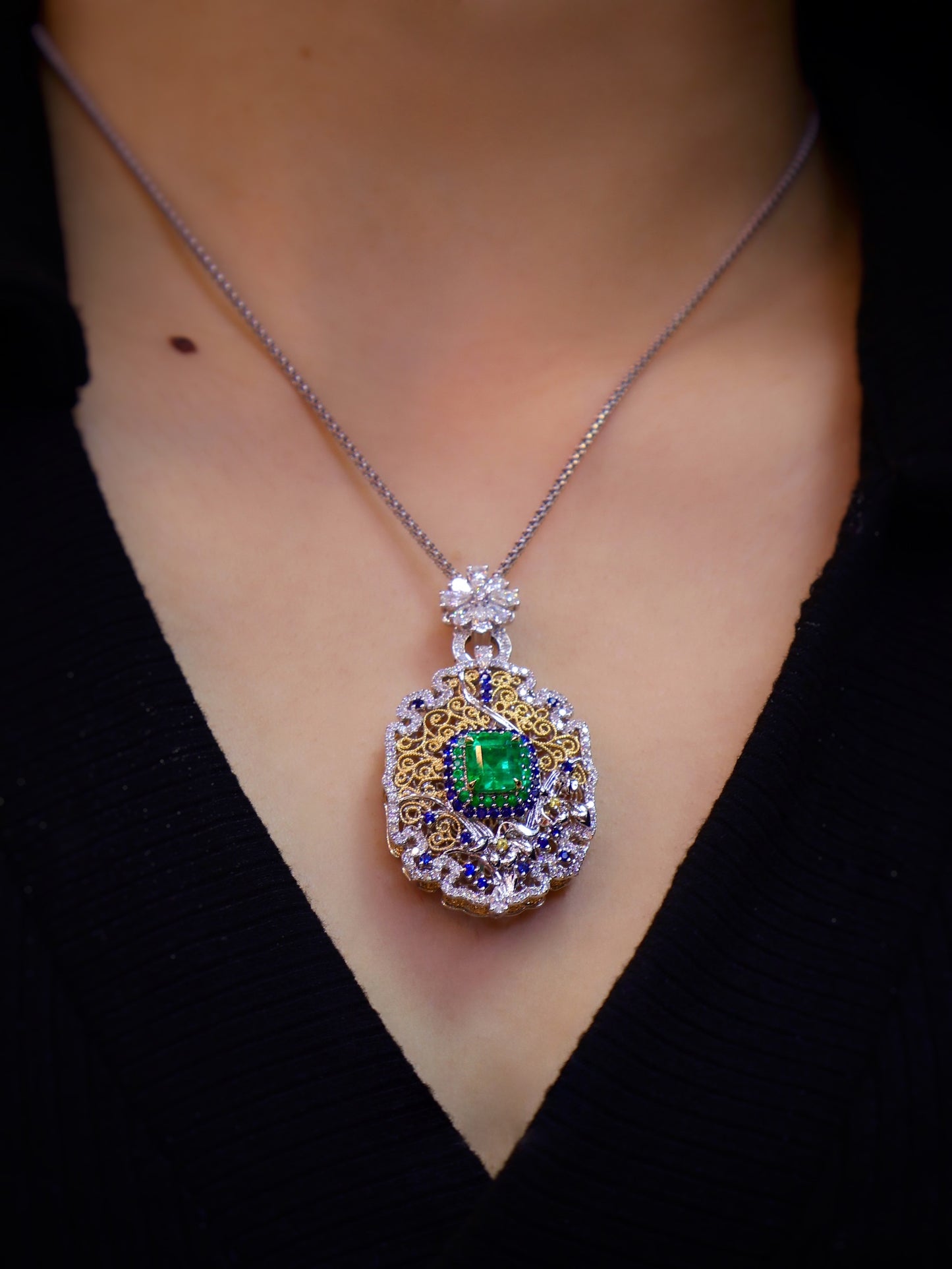 Emerald Pendant in Buccellati Style - A Jewelry Masterpiece