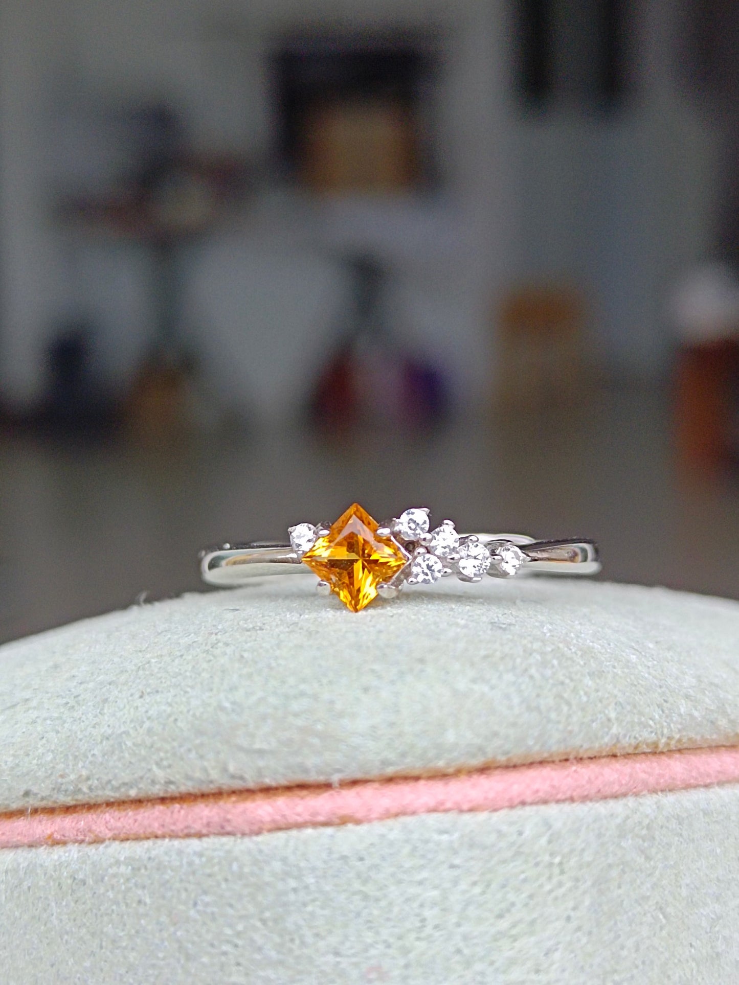 Splendido anello in cristallo giallo taglio principessa: gioielli squisiti