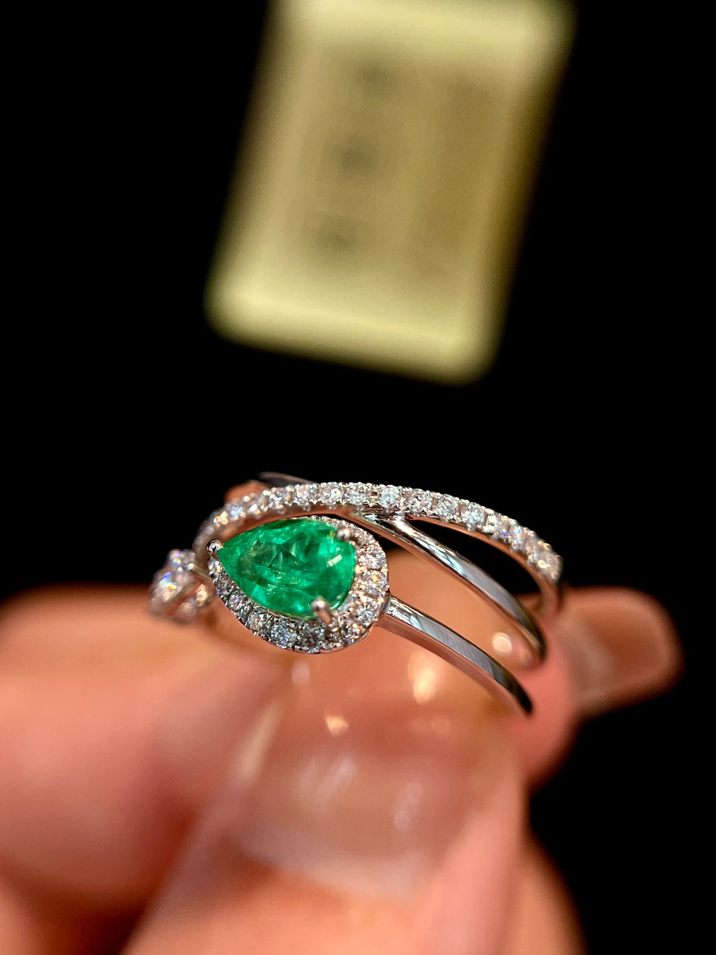 Inel elegant și captivant din aur de 18K cu smarald columbian cu diamante - o bijuterie obligatorie