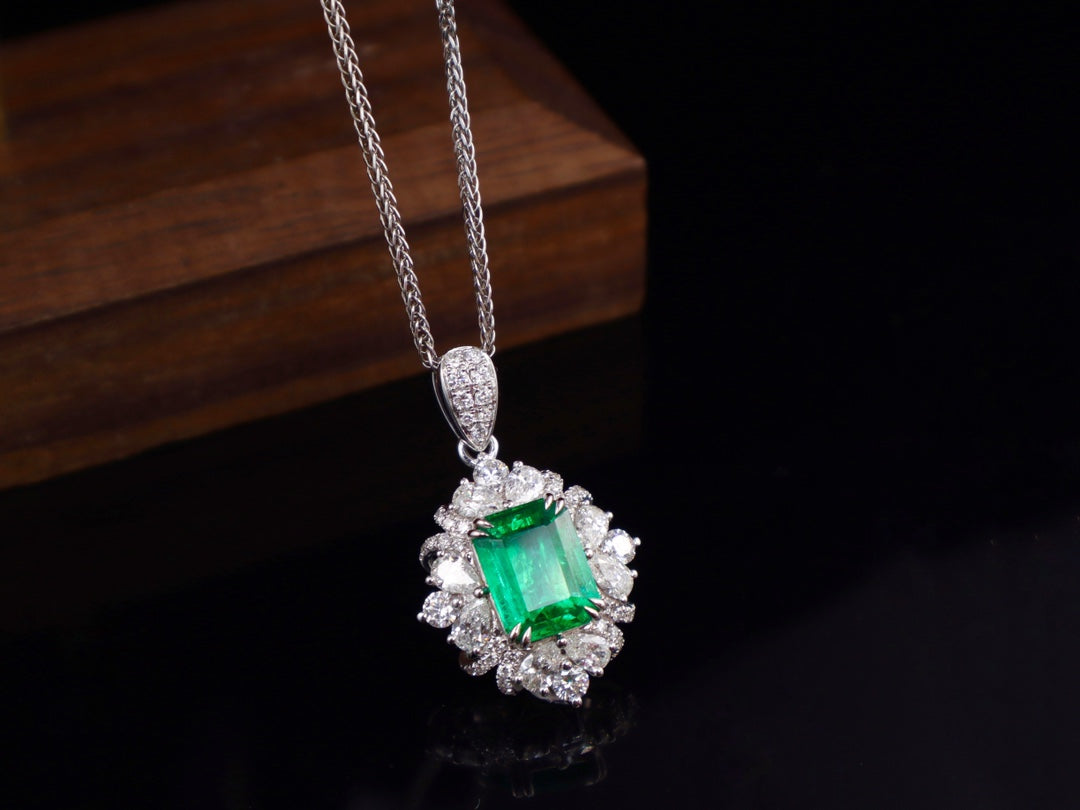 Smaragd hanger sieraden: levendige groene glazige edelsteen