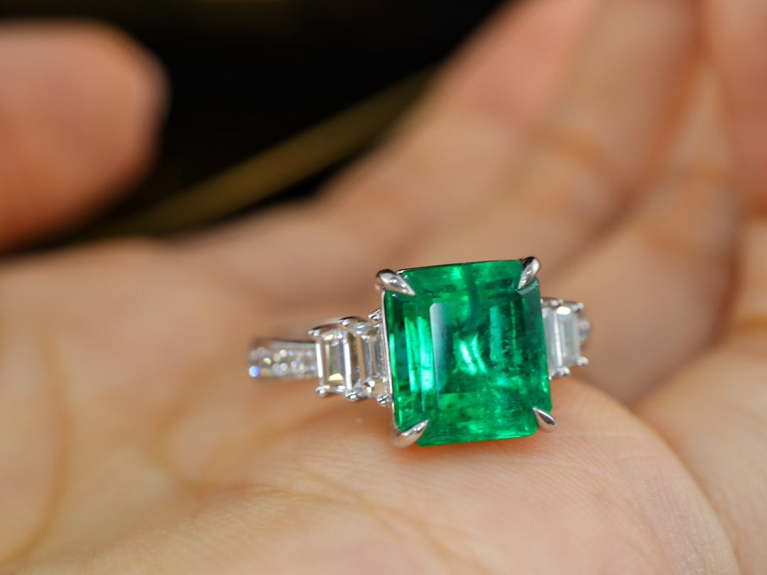 Anello con smeraldo - Gioiello verde brillante da indossare ogni giorno