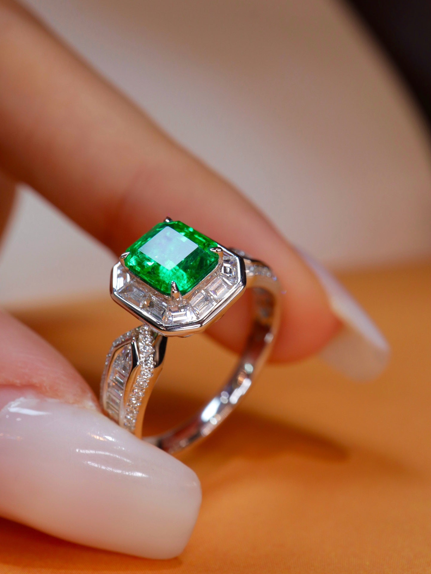 Smaragdring: Leuchtend grüner Schmuck mit Diamantakzent