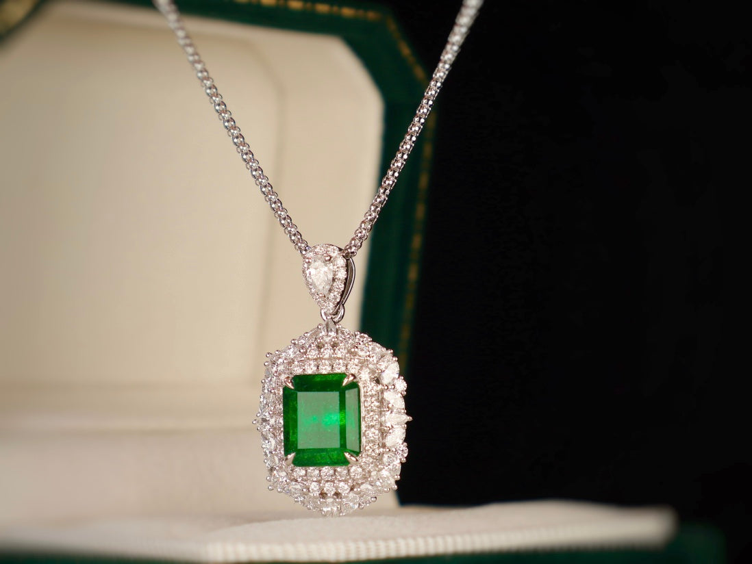 Pandantiv cu smarald verde viu - O bijuterie pentru eleganță și rafinament