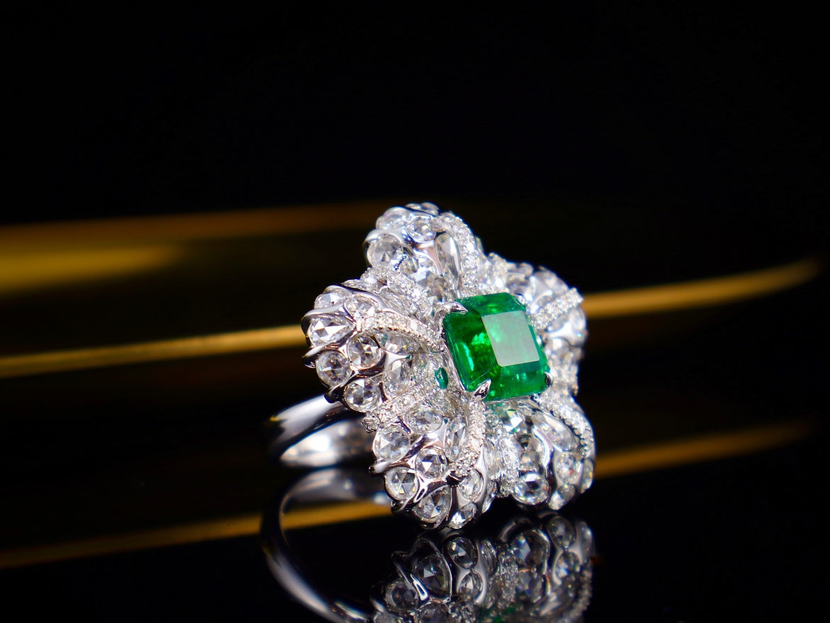 Bague/pendentif émeraude design deux-en-un par Gilded Walton – Pièce de bijoux exclusive