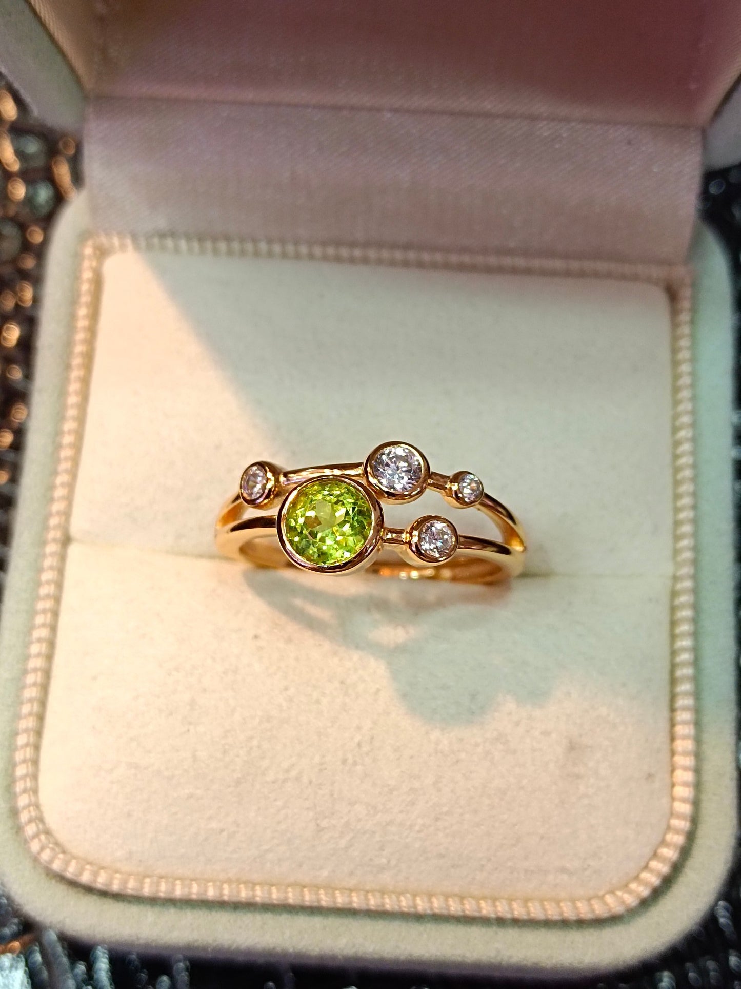 Utsökt S925 Sterling Silver Peridot Bubble Ring med 18K guldinbäddning - Modesmycken