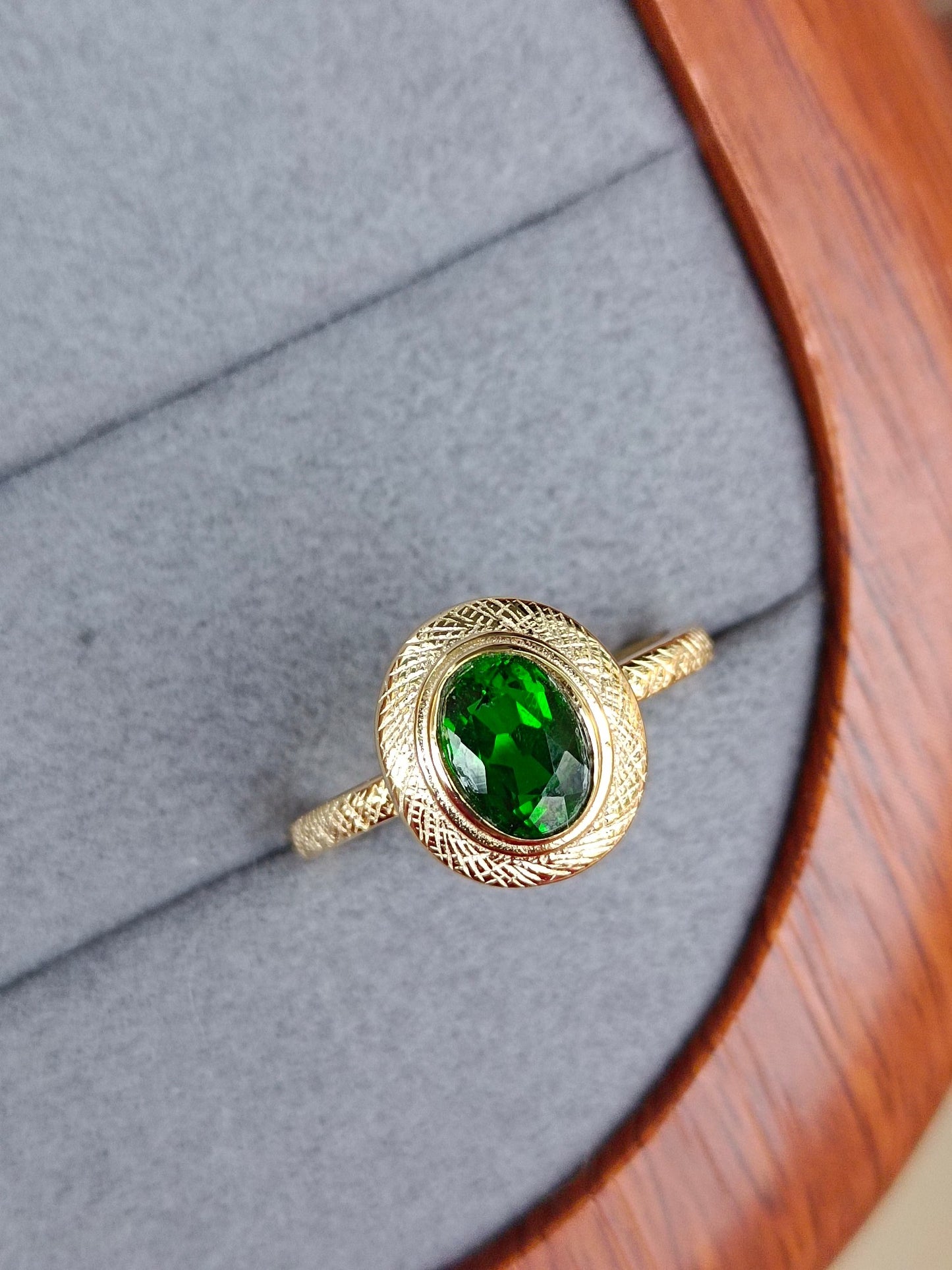 Inel diopside natural rafinat - O fuziune a pietrelor prețioase și a măiestriei Buccellati
