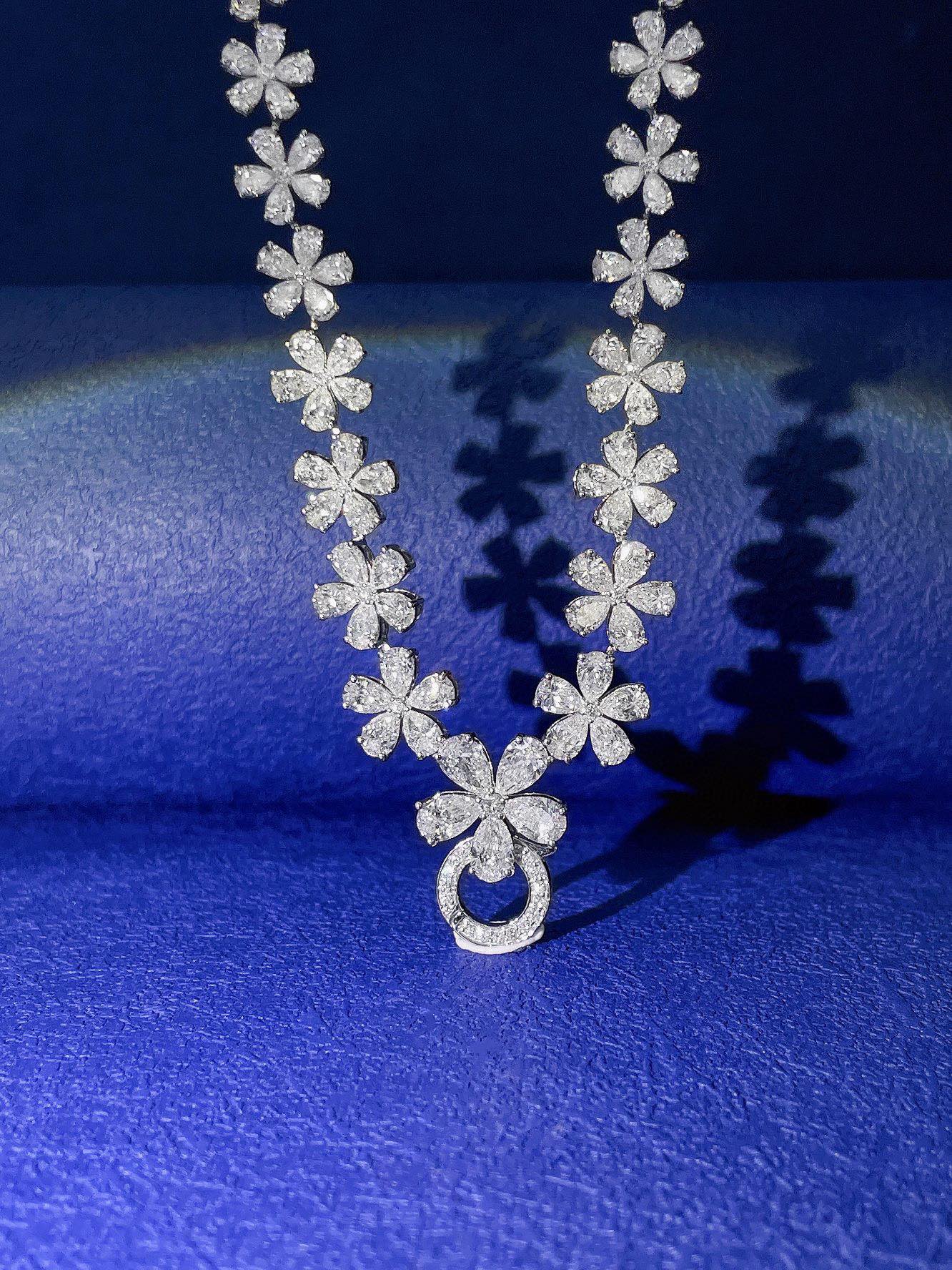 Vielseitige Anhänger-Halskette aus 18 Karat kultiviertem Fünf-Blumen-Farbverlauf mit Pavé-Fassung – Schmuckstein