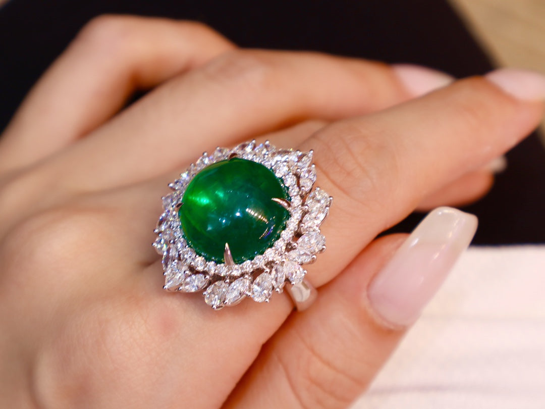 Anello con smeraldo: gioielli verde brillante di squisita fattura