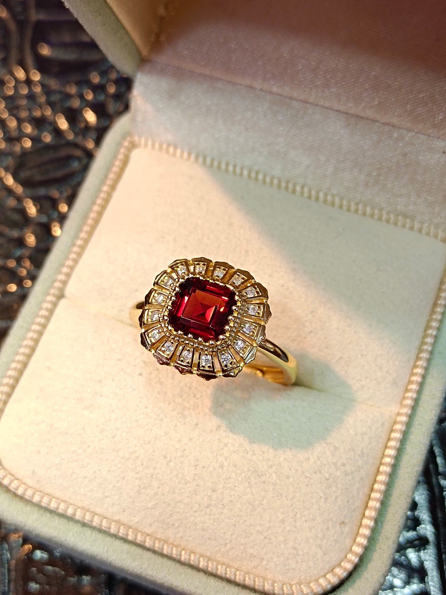 Elegante anello con granato in argento sterling S925: gioielli squisiti per la primavera e l'estate