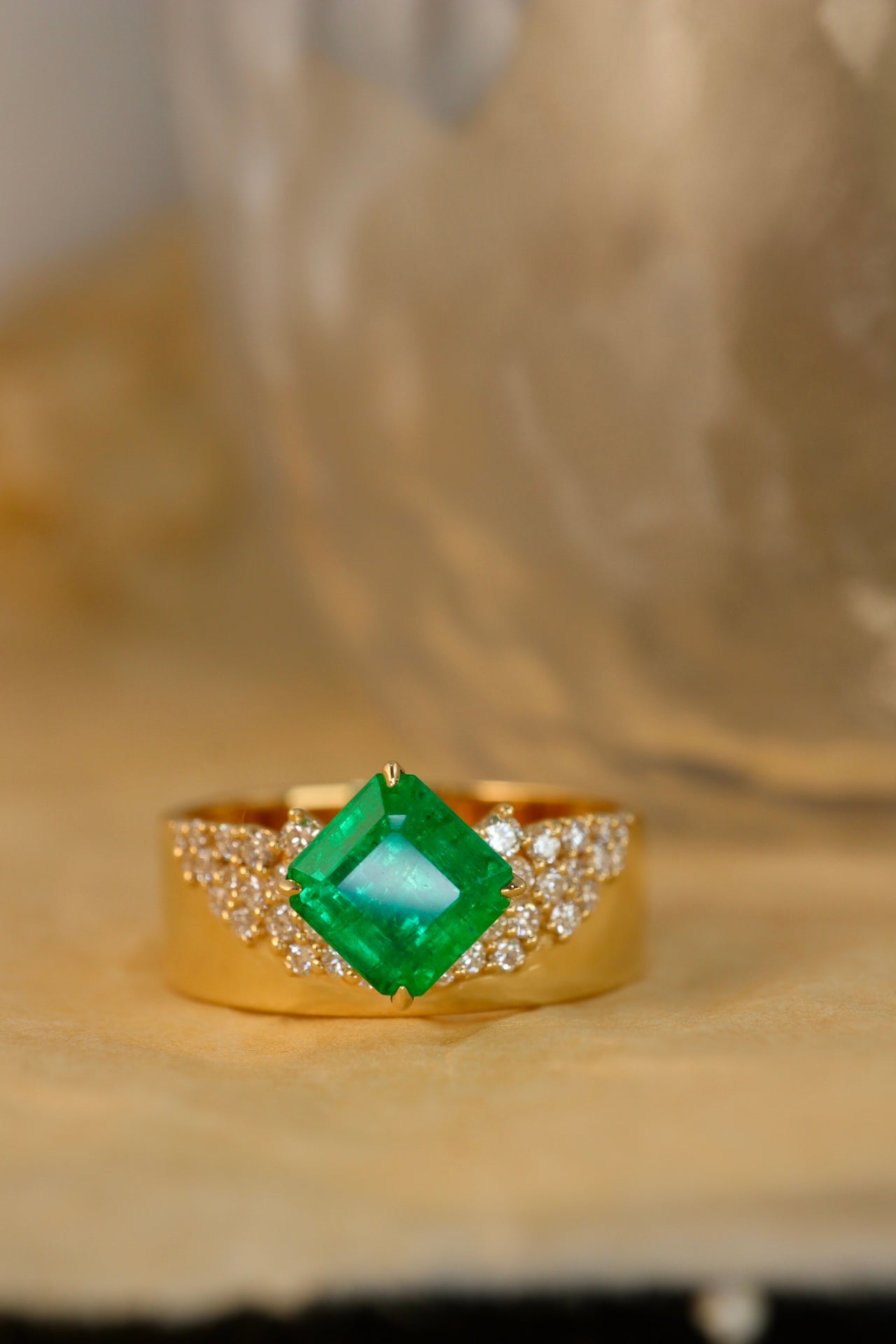 Schmuckstück aus Panjshir-Smaragd und Diamanten – ein funkelndes Juwel