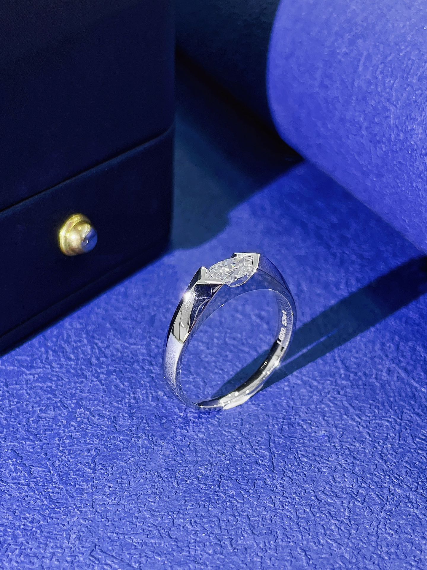 18 Karat kultivierter einzelner Marquise-Armring-Schmuck
