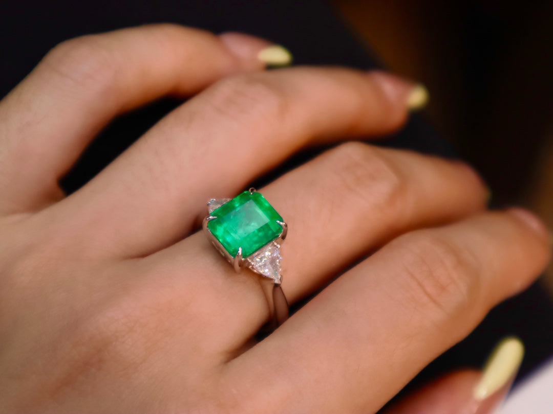 Anello con smeraldo - Gioiello della trilogia classica verde vivido da 3,79 ct