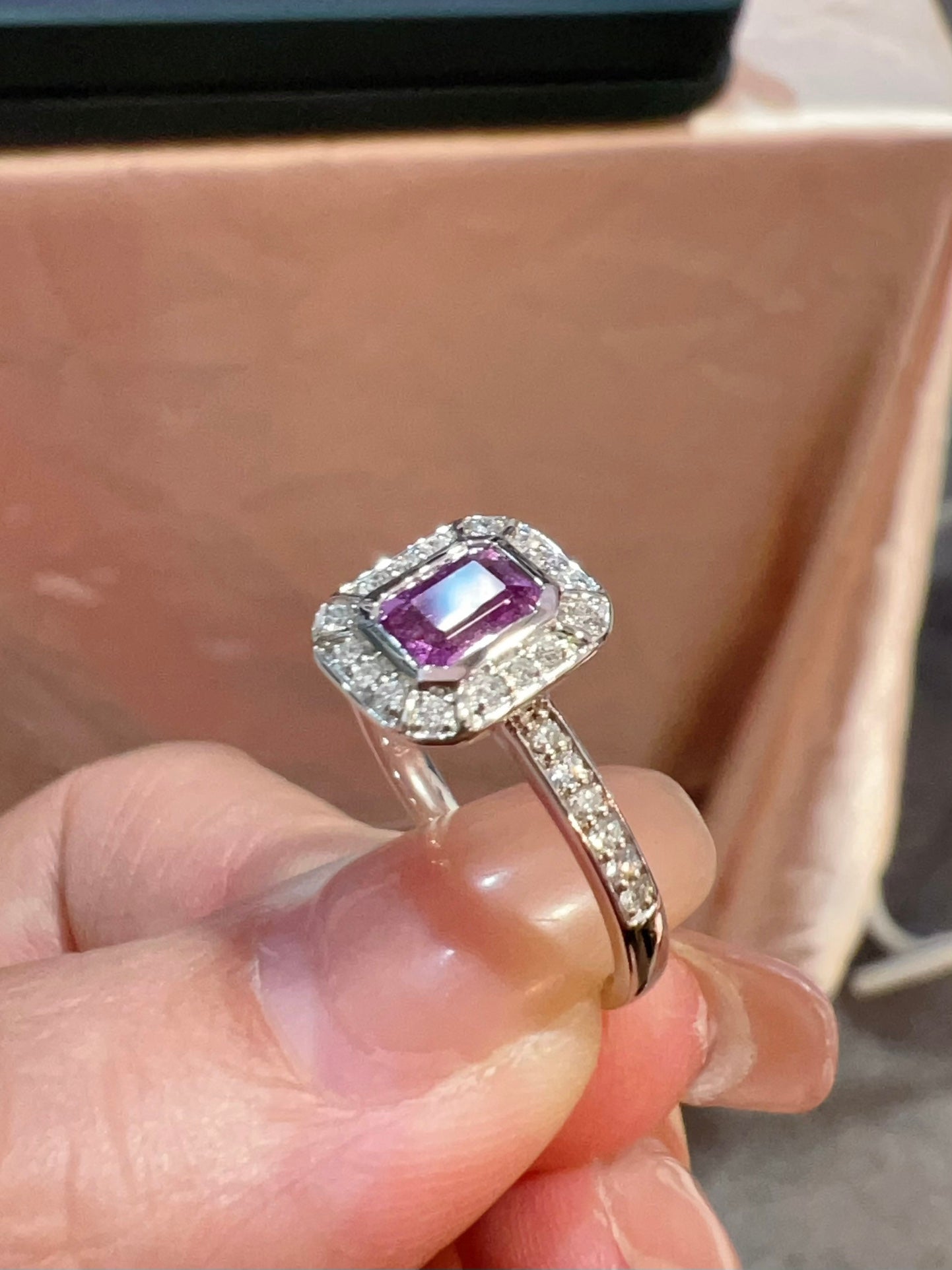 Inel elegant și versatil din aur de 18K cu safir Paparacha cu diamante - bijuterii pentru fiecare ocazie