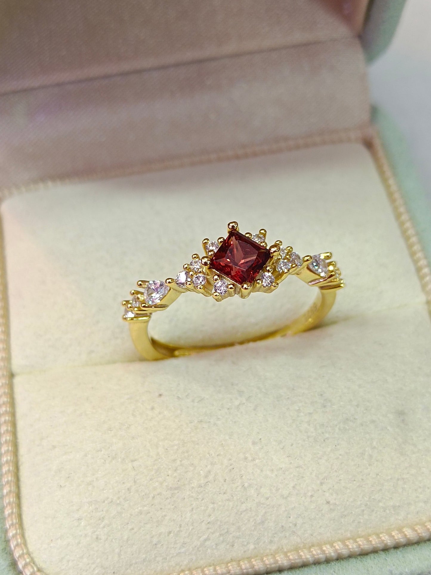 S925 Sølv Princess-Cut Granat Ring - Utsøkt smykkehåndverk