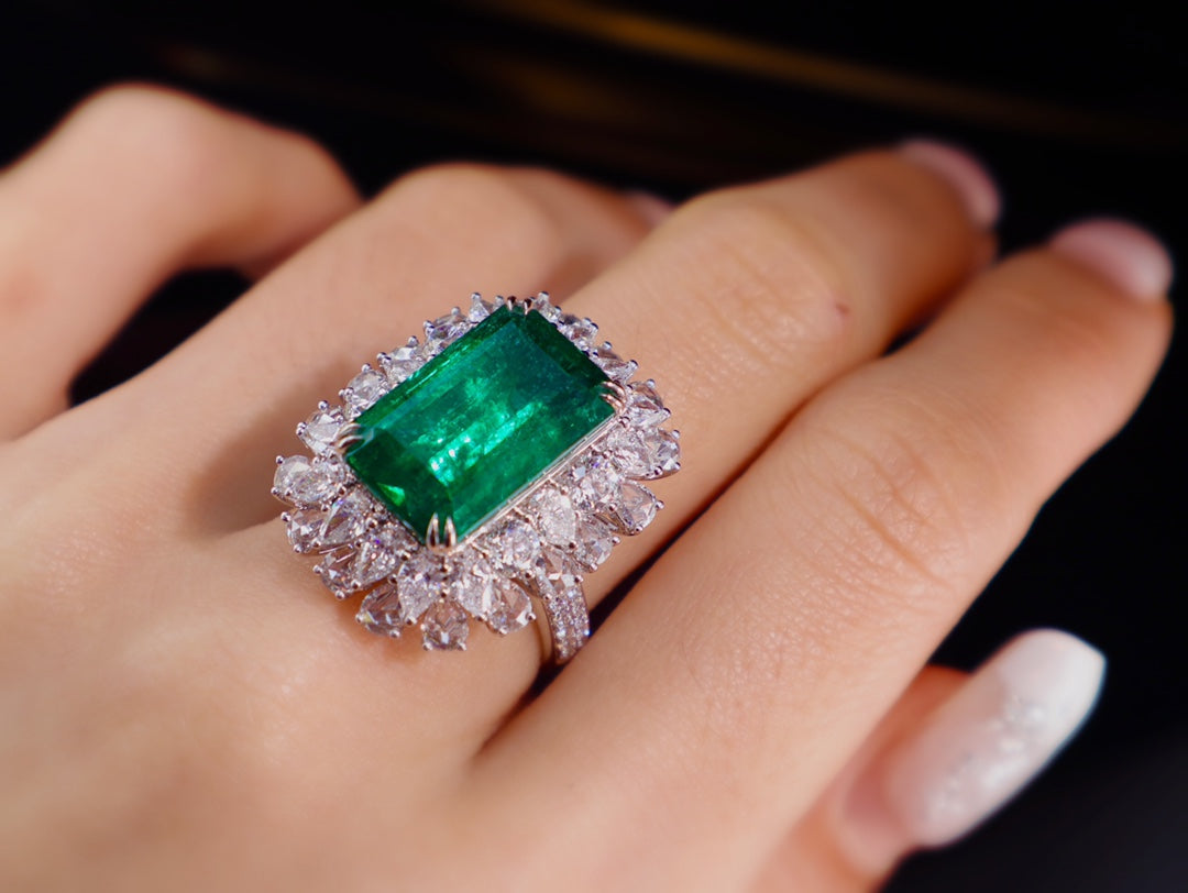 Emerald Ring Splendor: 9.58ct Grand Luxury Jewelry Piece