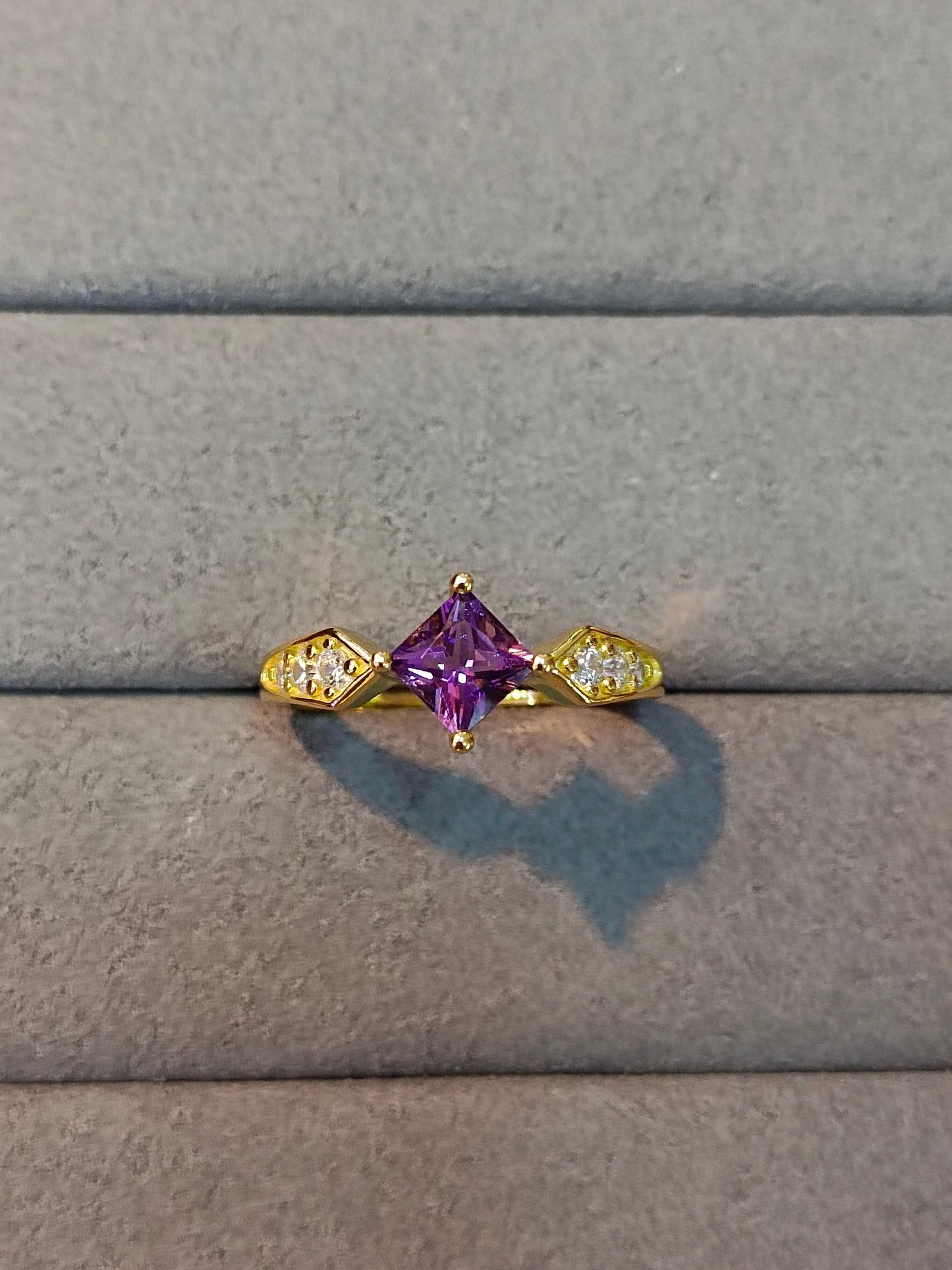 Elegante anello quadrato in argento sterling S925 con cristallo viola e tecnica in oro 18 carati