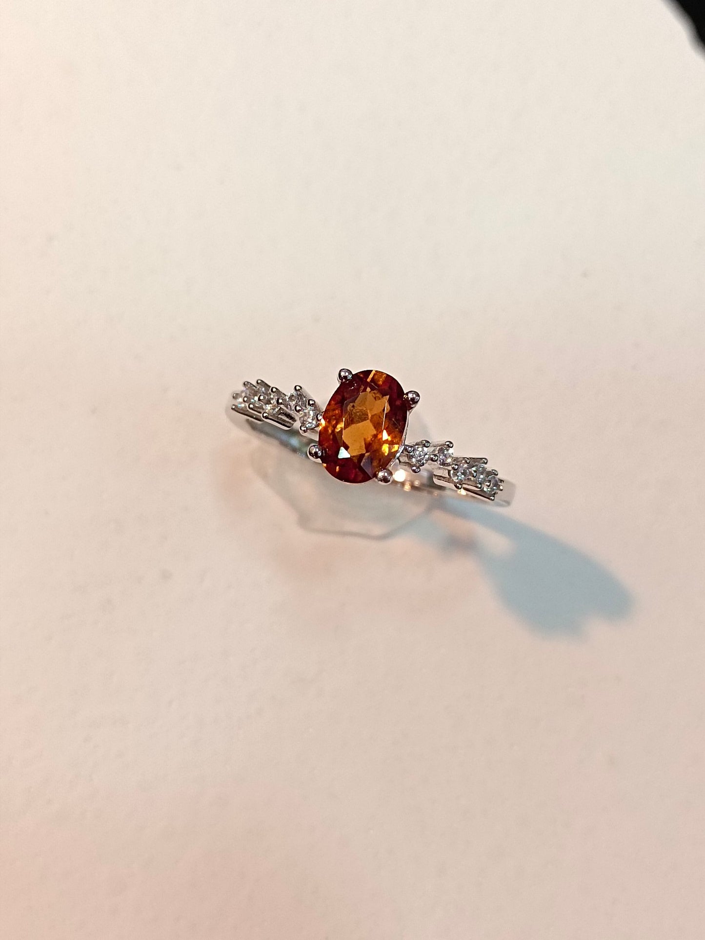 Squisito anello di pregevole fattura in argento sterling S925 incastonato con granato Fanta - Gioielli regolabili