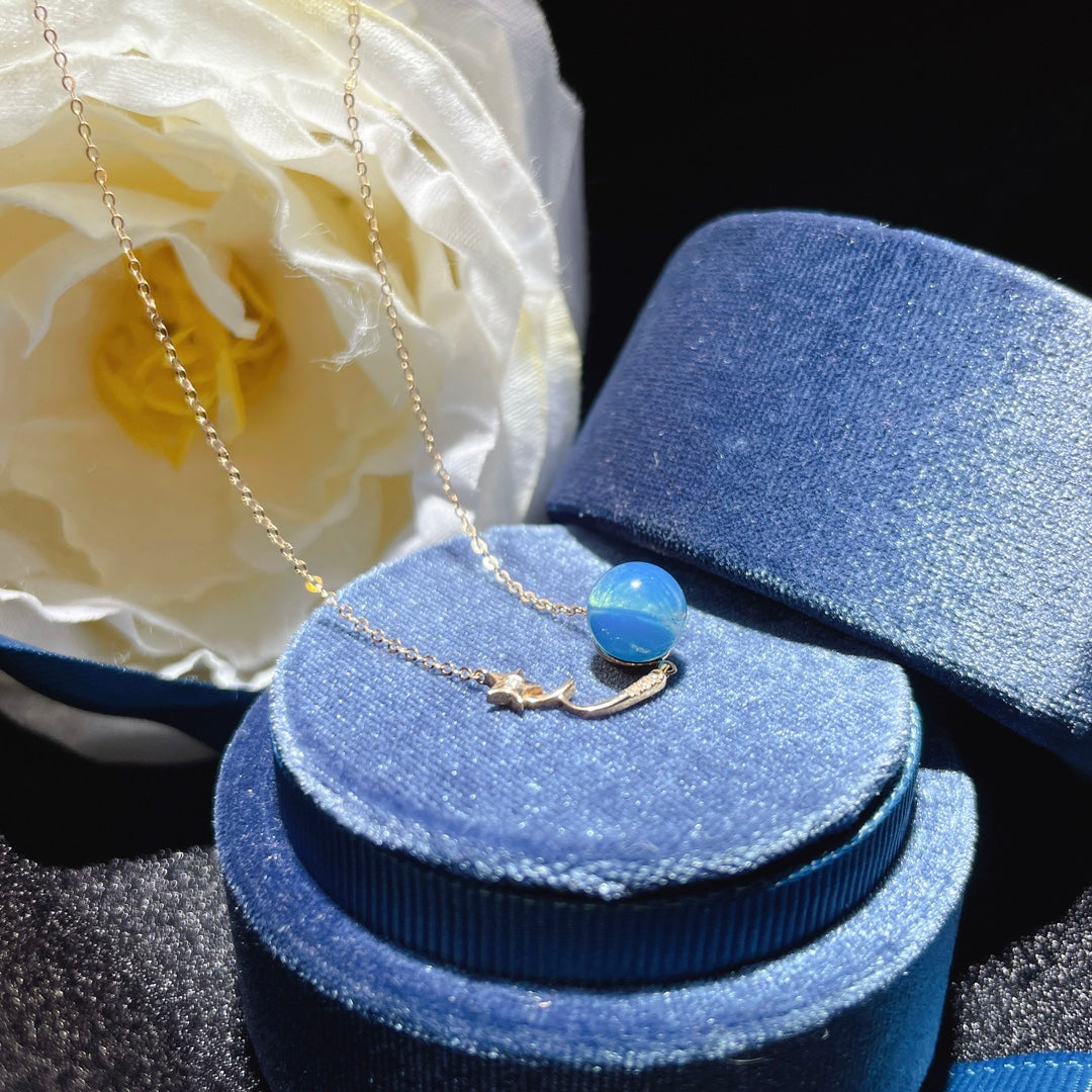 Zarif 18 Ayar Altın Gömülü Dominik Mavisi Kehribar Kolye - Bir Takı Başyapıtı