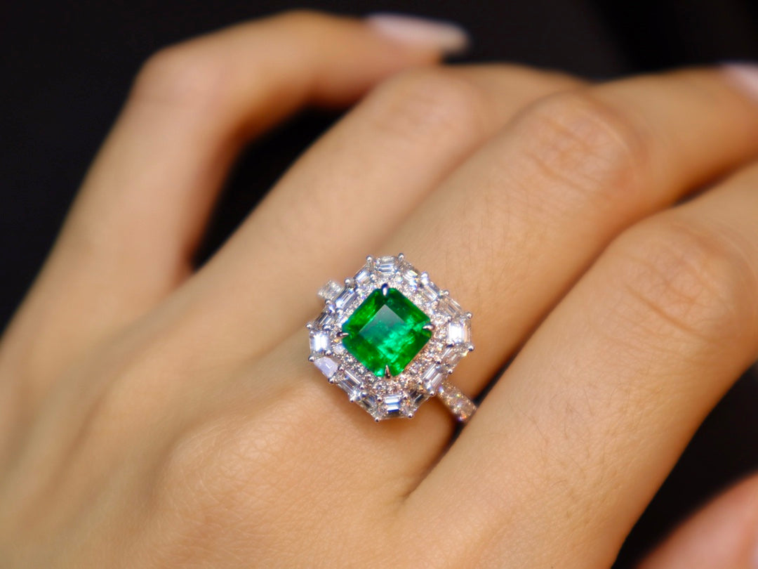 Anello con smeraldo: lussuoso gioiello verde vivido
