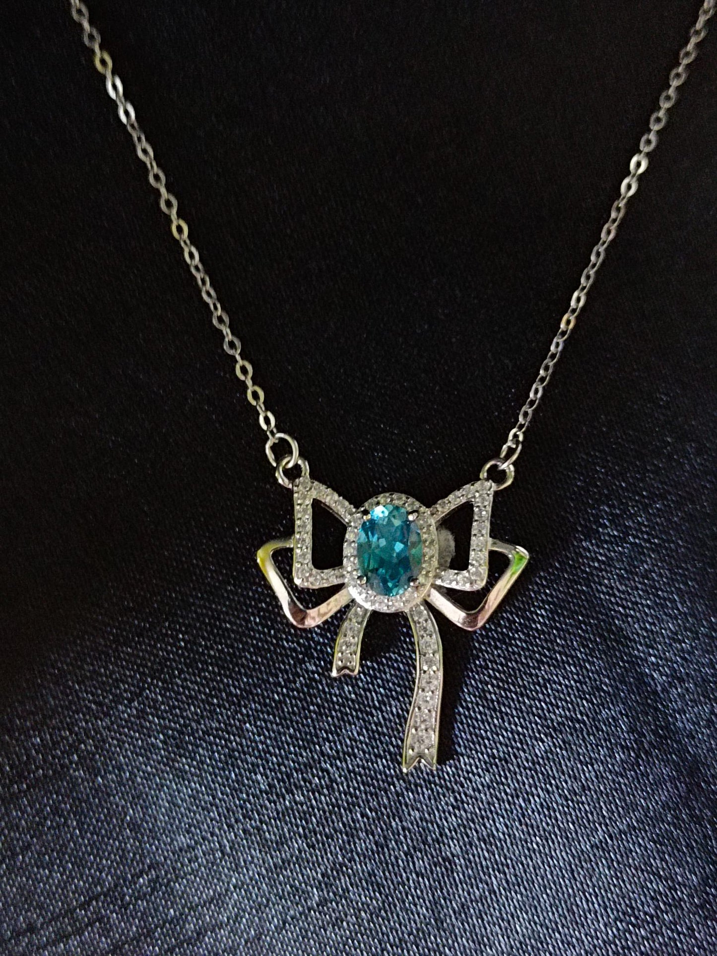 Splendida collana con fiocco in topazio naturale: una delizia per i gioielli
