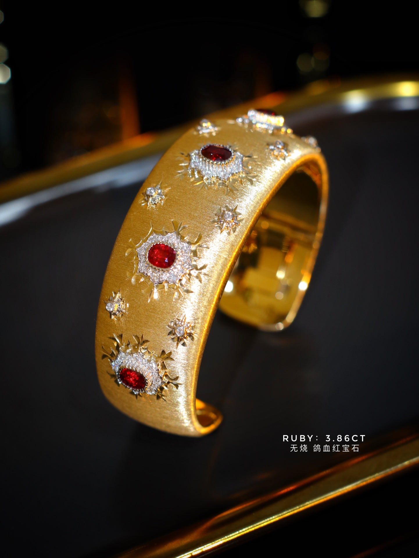 Gelang Cuff Lebar Gaya Buccellati yang Mewah dengan Batu Permata Merah Darah Merpati